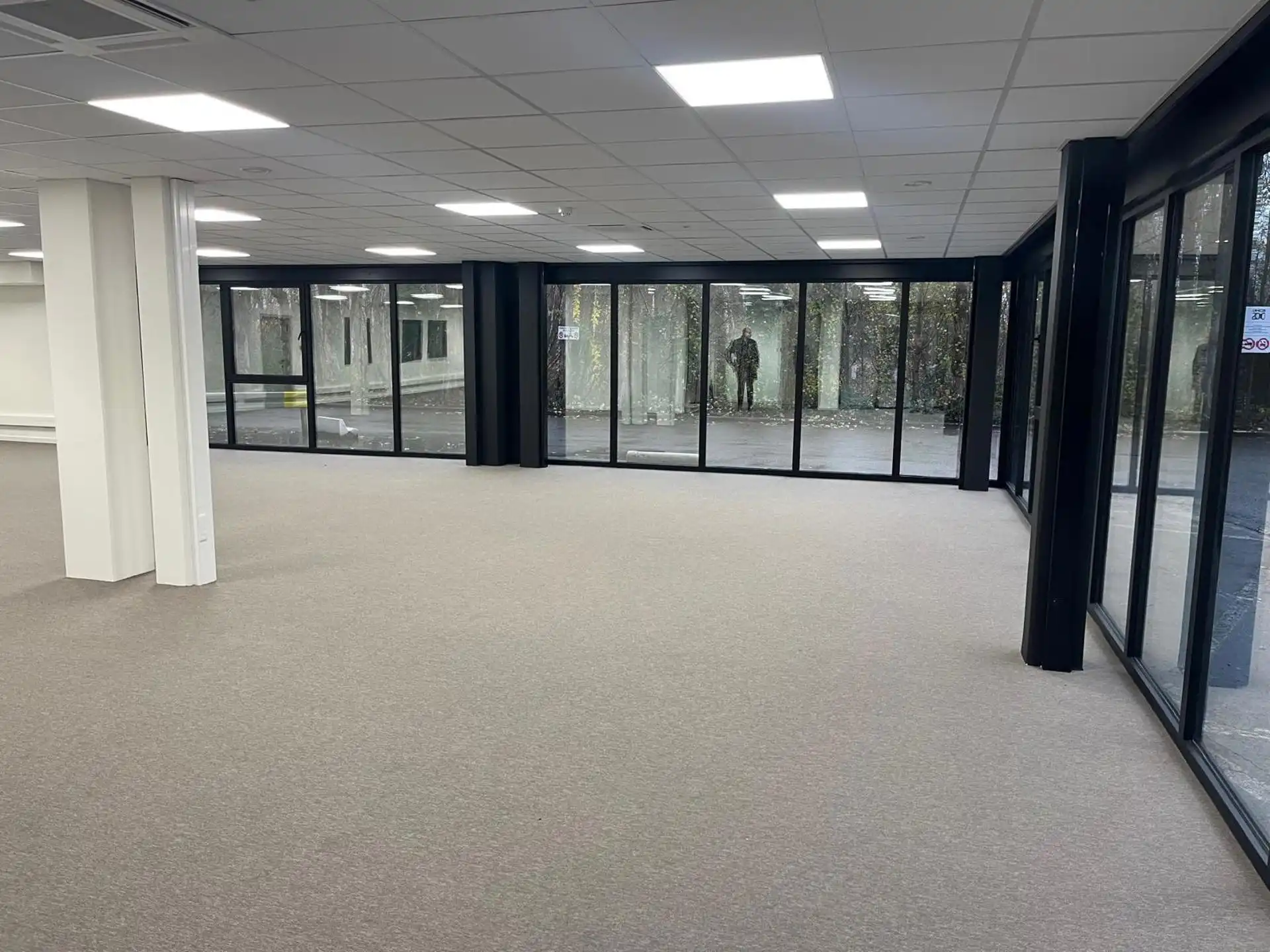 Haven magazijn 1.863m² met 561m² modern kantoor foto 6