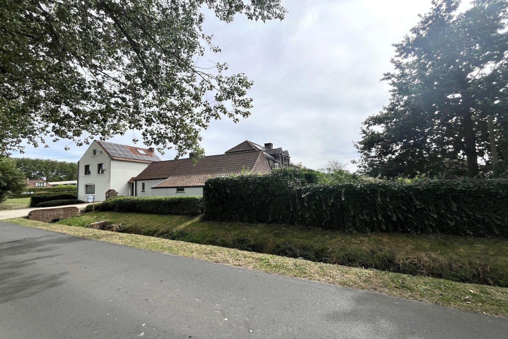 Landhuis met meerdere bijgebouwen foto {{pictureIndex}}