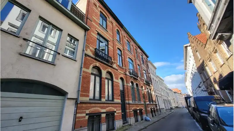Vernieuwd 1-slaapkamerappartement met Terras te huur in Brugge foto 10