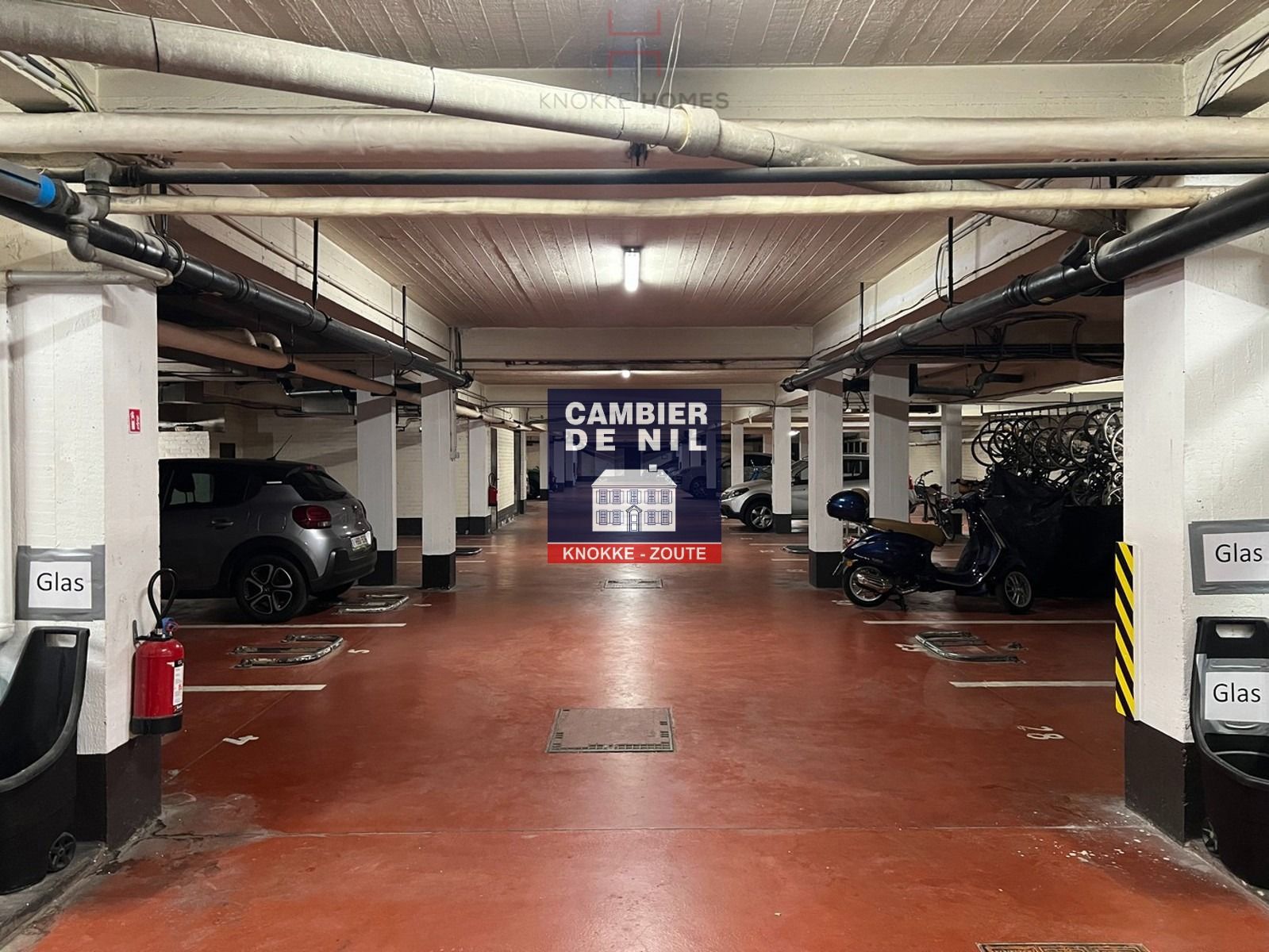 Ruime parkeerplaats nabij de Zeedijk  foto 4