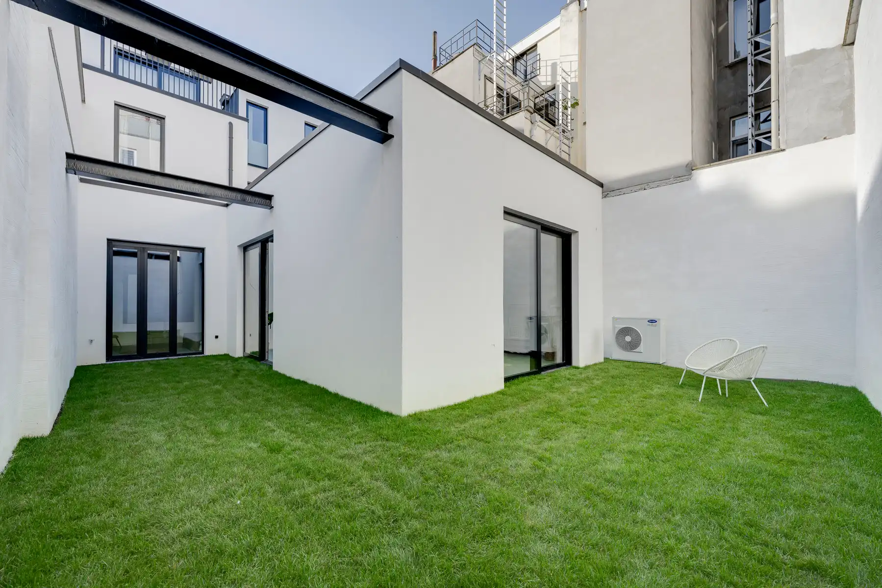 Unieke, lichtrijke loft van ca. 229 m² met ruime stadstuin foto 2