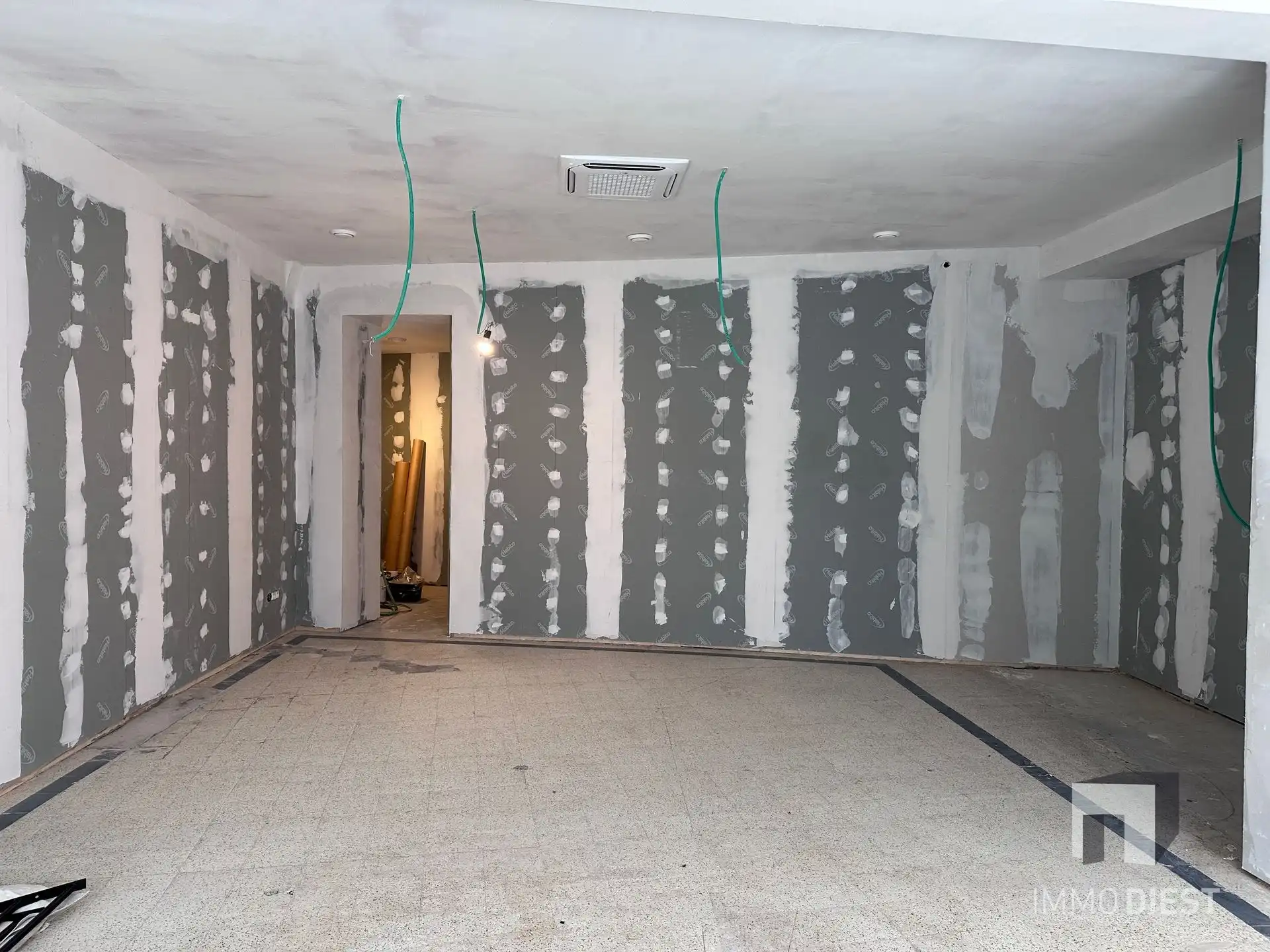Opbrengsteigendom - 3 gloednieuwe appartementen + 1 handelspand foto 3