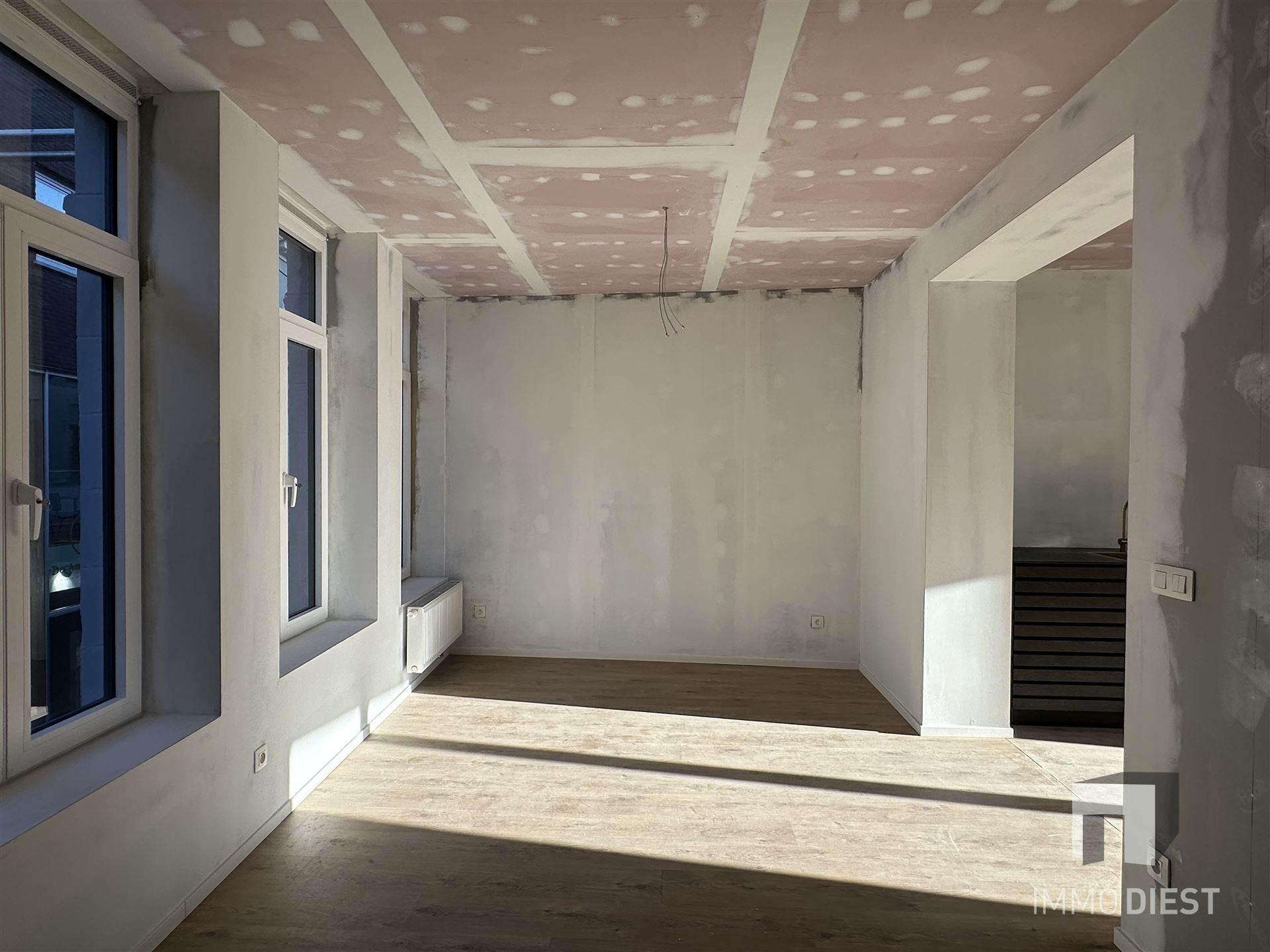 Opbrengsteigendom - 3 gloednieuwe appartementen + 1 handelspand foto 3