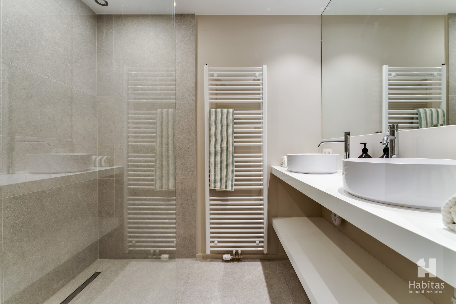 Exclusief zeedijkappartement met ruim 7 m. frontaal zeezicht foto 10