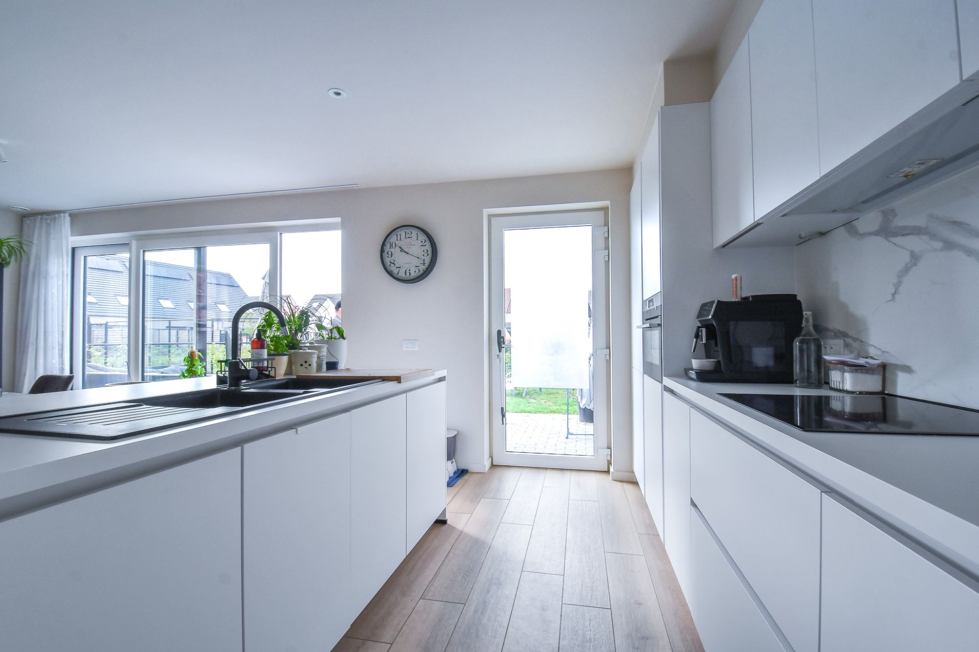 RUSTIG GELEGEN, RUIME woning met zongerichte tuin en garage foto 9