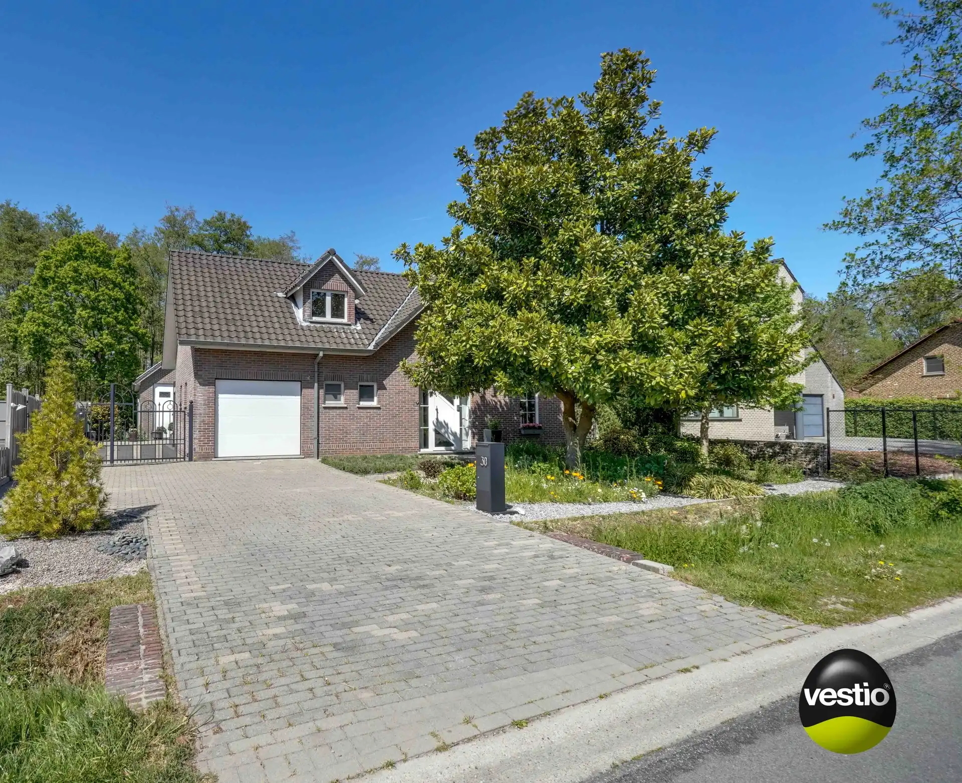 RUIM, ENERGIEZUINIG LANDHUIS GELEGEN TEGEN NATUURGEBIED foto {{pictureIndex}}