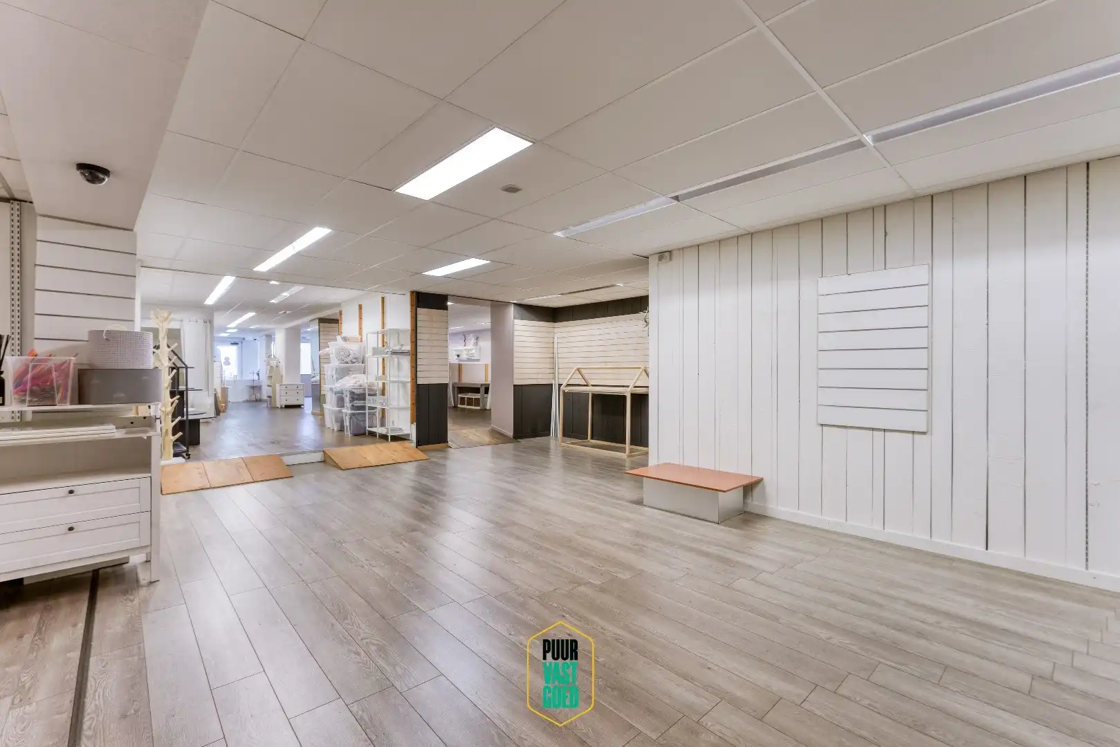 Handelsruimte met achteruitgang en 2 appartementen! foto 8