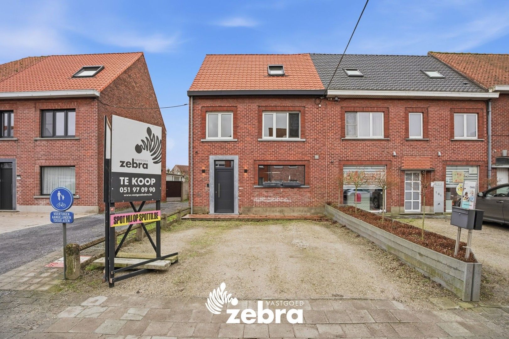 Halfopen bebouwing met uitweg en carport in het hartje van Zwevezele foto 3