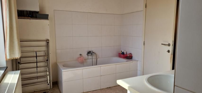 Gerenoveerde EENGEZINSWONING op 2 are 55 a met tuin( z) en parking foto 15