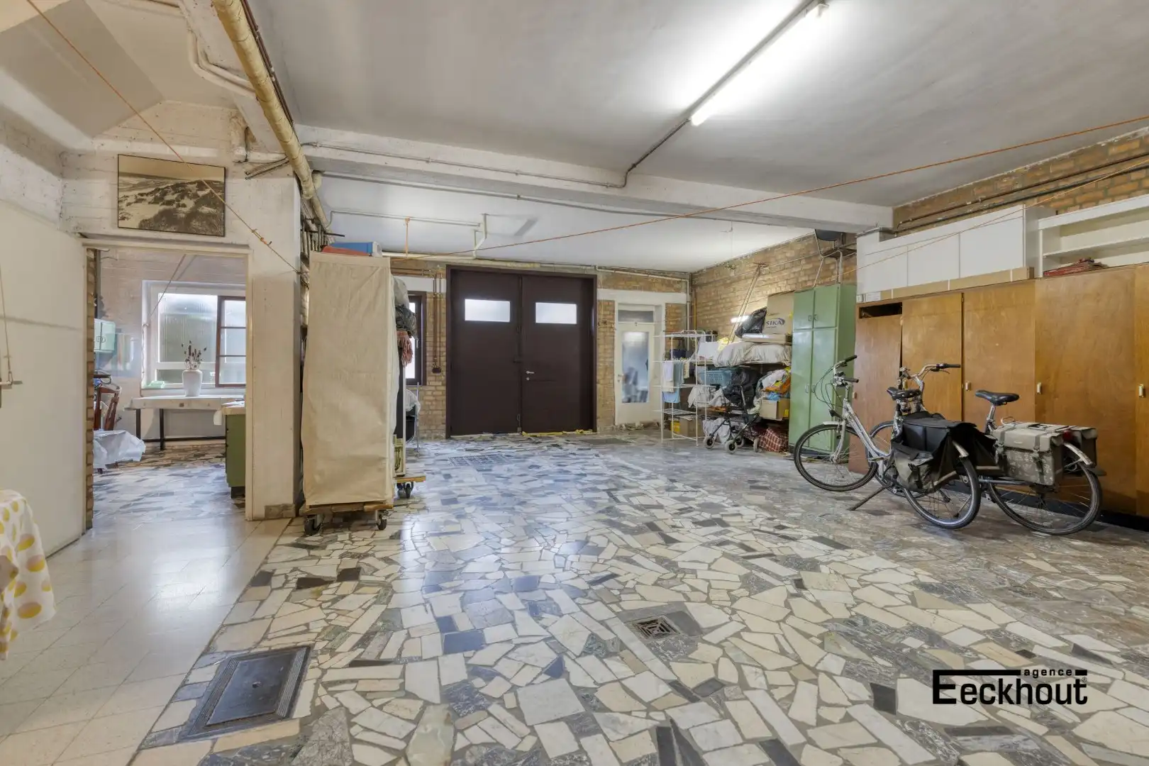 Zeer grote woning met atelier/opslagplaats en 2 aparte garageboxen! foto 2