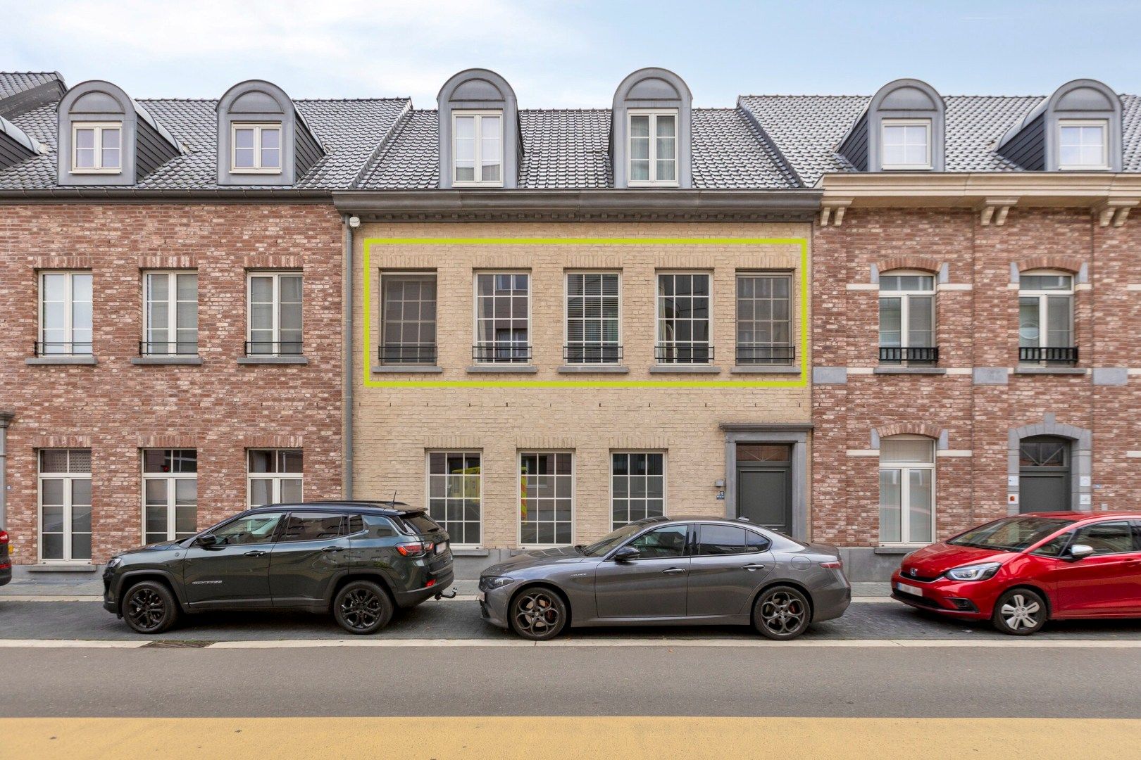 Ruim appartement met 2 slpks, parkeerplaats en dubbele garagebox in Mol-centrum ! foto {{pictureIndex}}