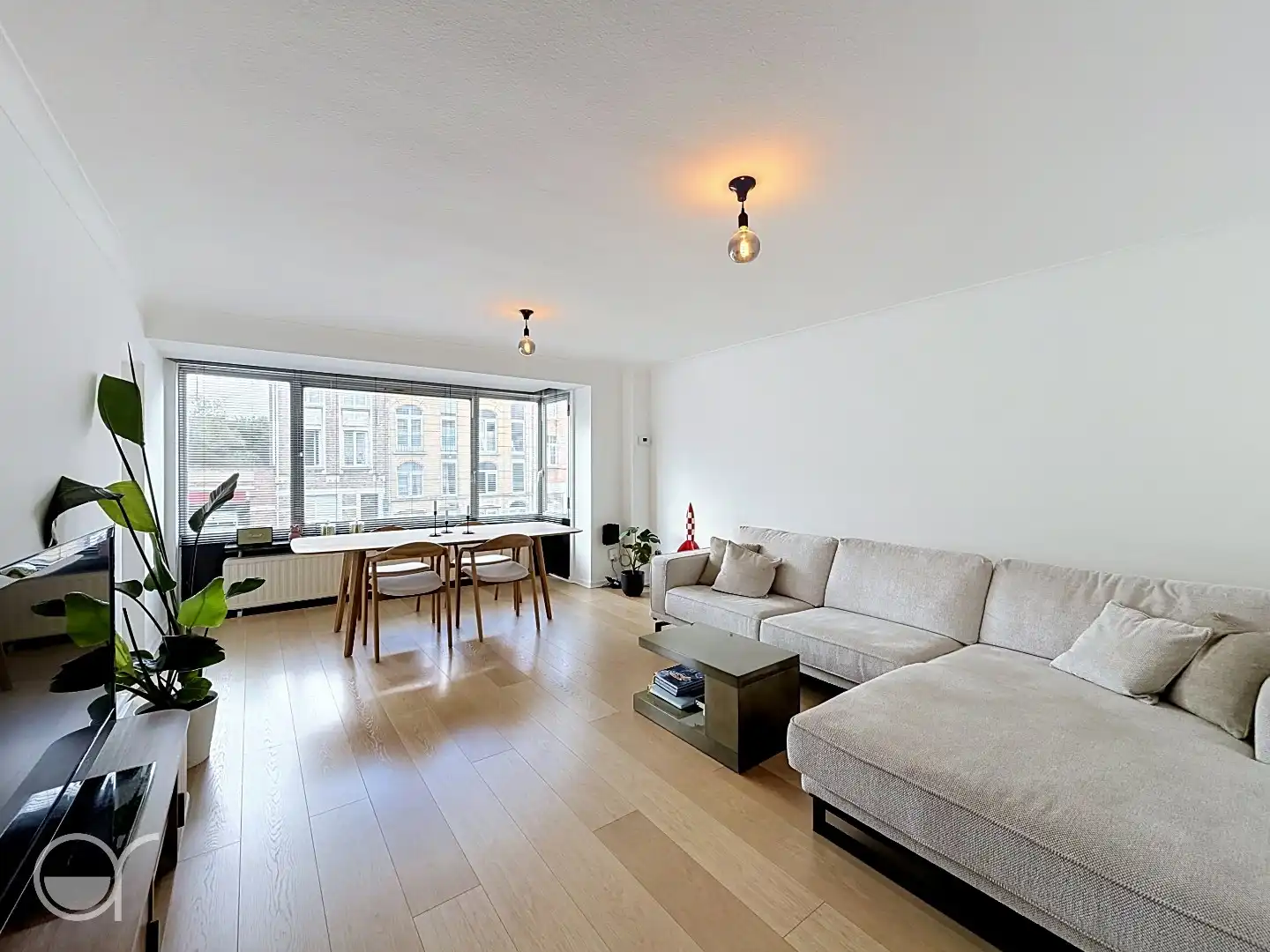 Ruim gezellig twee slaapkamer appartement met garagebox foto {{pictureIndex}}