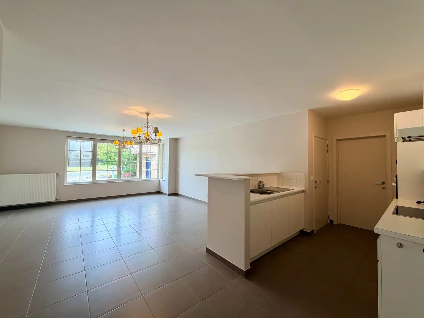 Modern appartement met 2 slaapkamers, terras en garage op centrale ligging te Wakken! foto 4