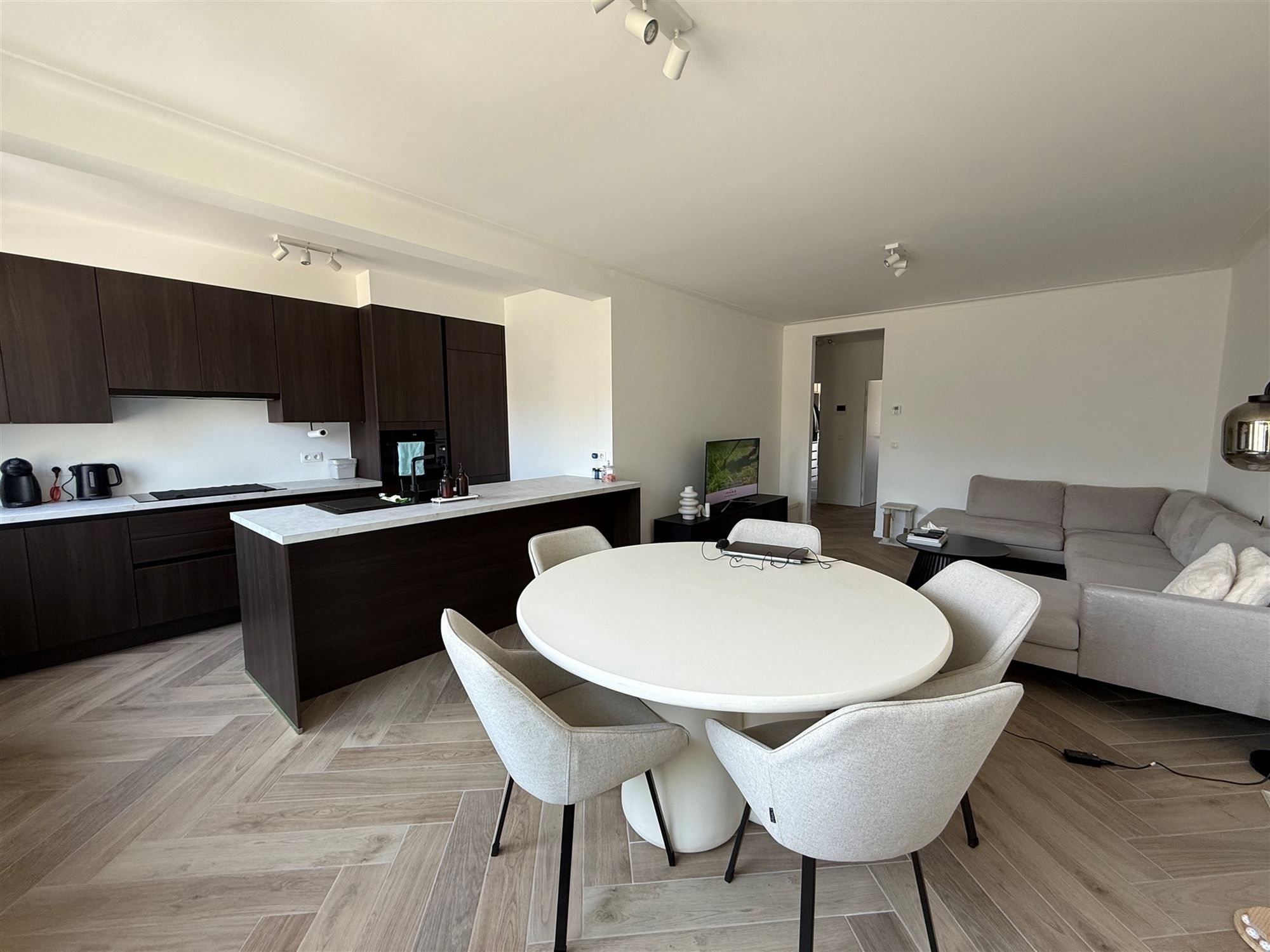 Gerenoveerd 2 slaapkamer app + terras foto {{pictureIndex}}