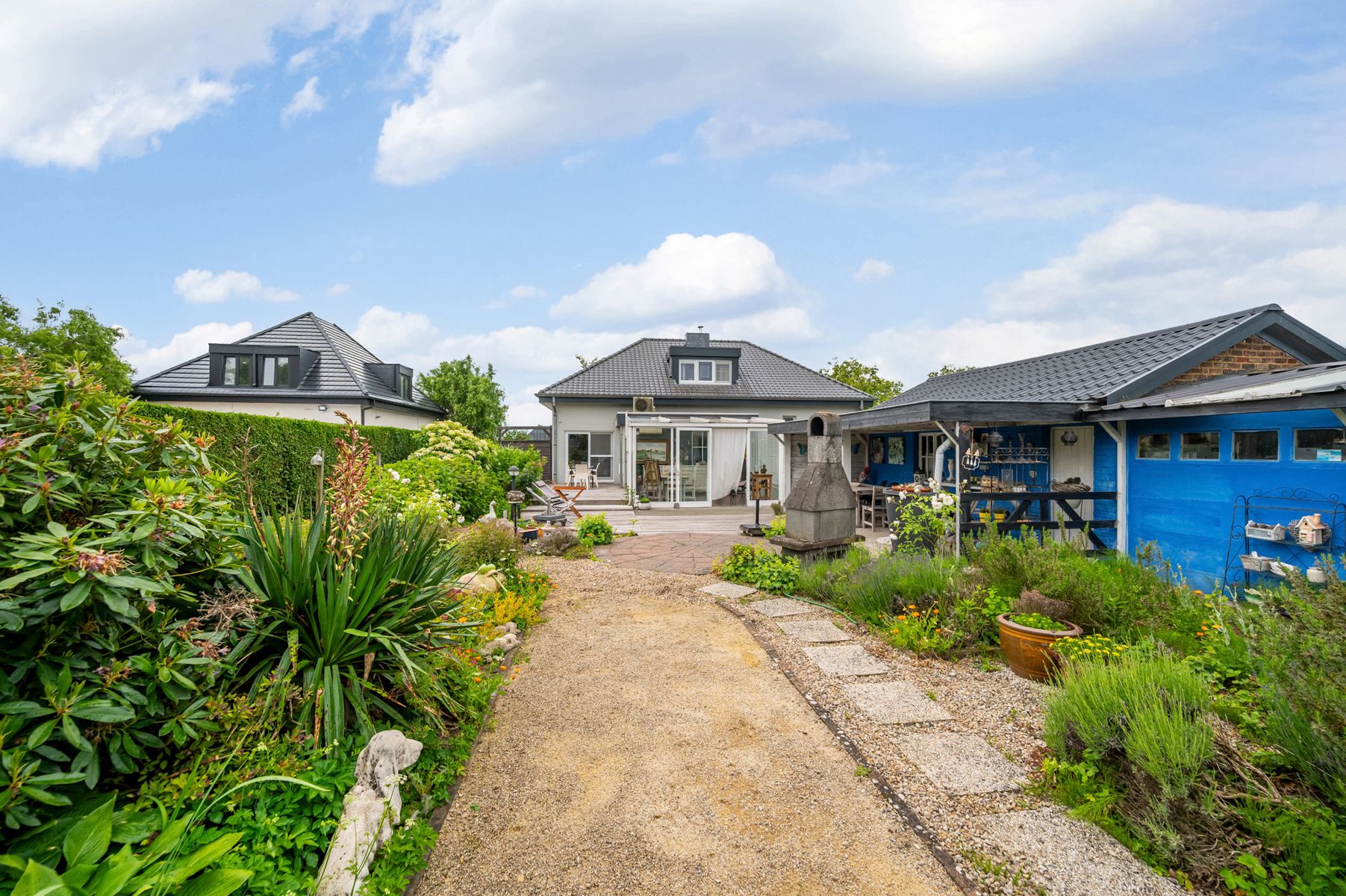 Instapklare en goed onderhouden villa met tuin en garage foto 19