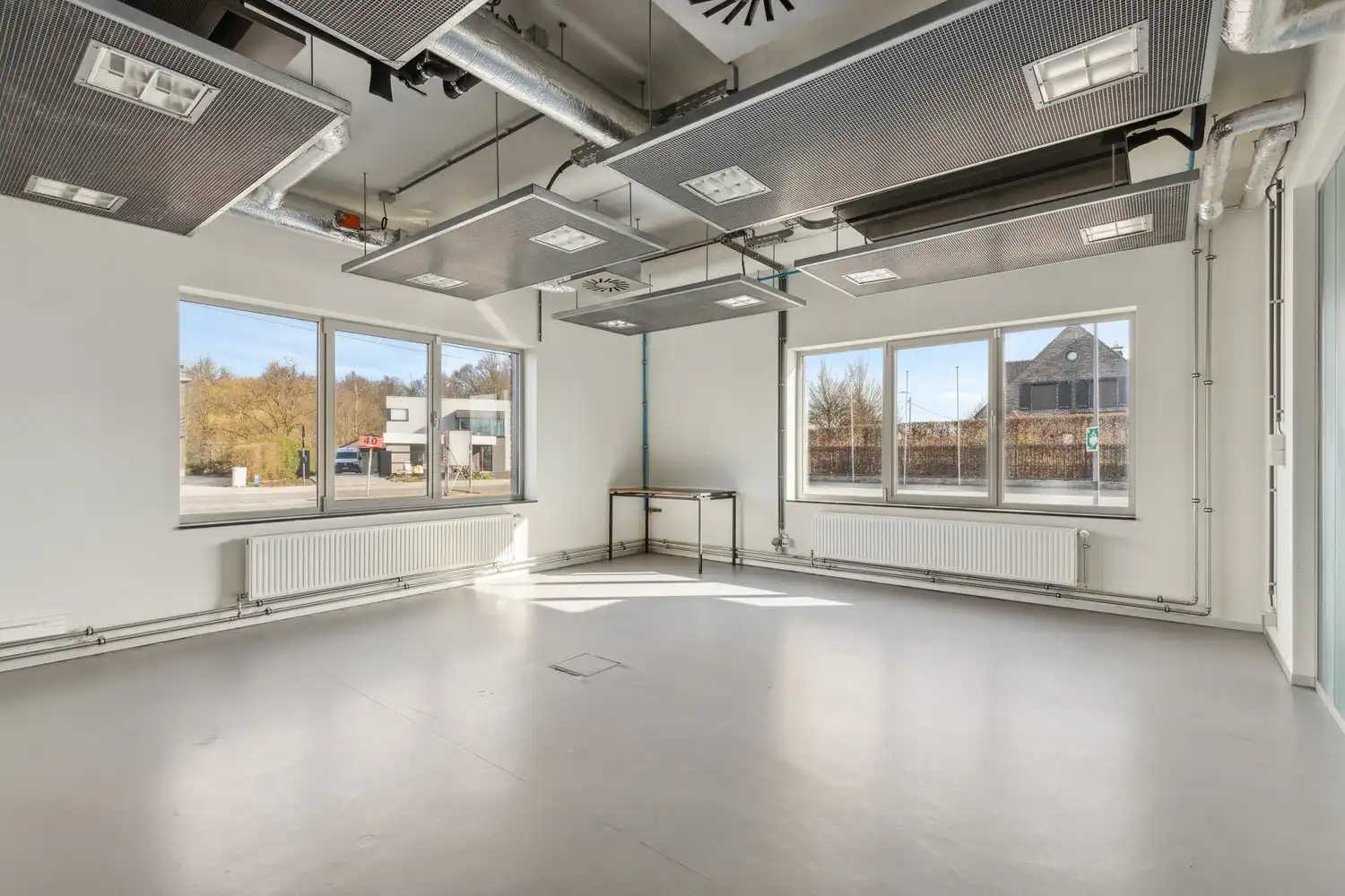 Veelzijdig kantoorgebouw met ruime parking op 2433 m² foto 4