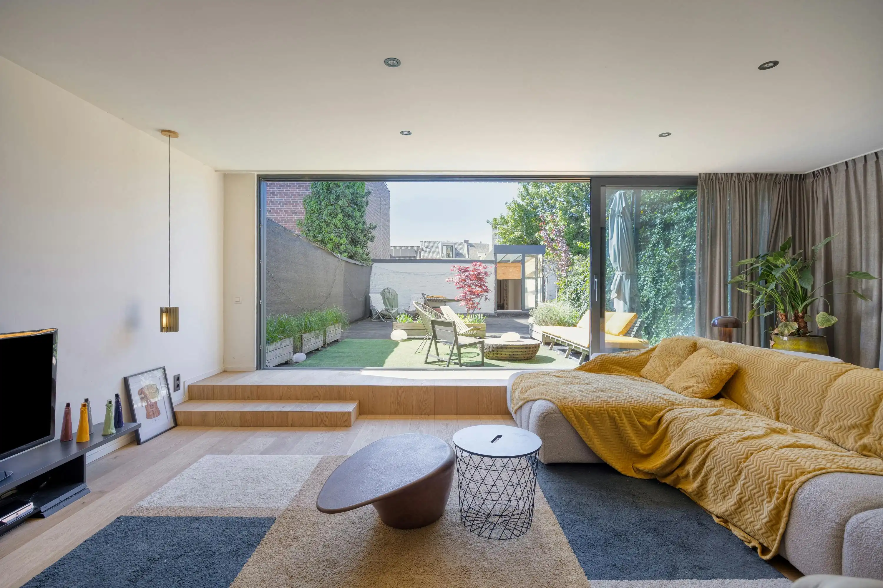 Unieke stadswoning met terras, atelier en garage te koop foto {{pictureIndex}}