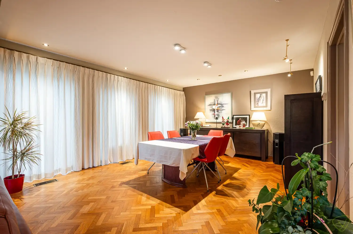 Kwalitatief afgewerkte woning met ruime woonoppervlaktes op een rustige ligging. foto 8