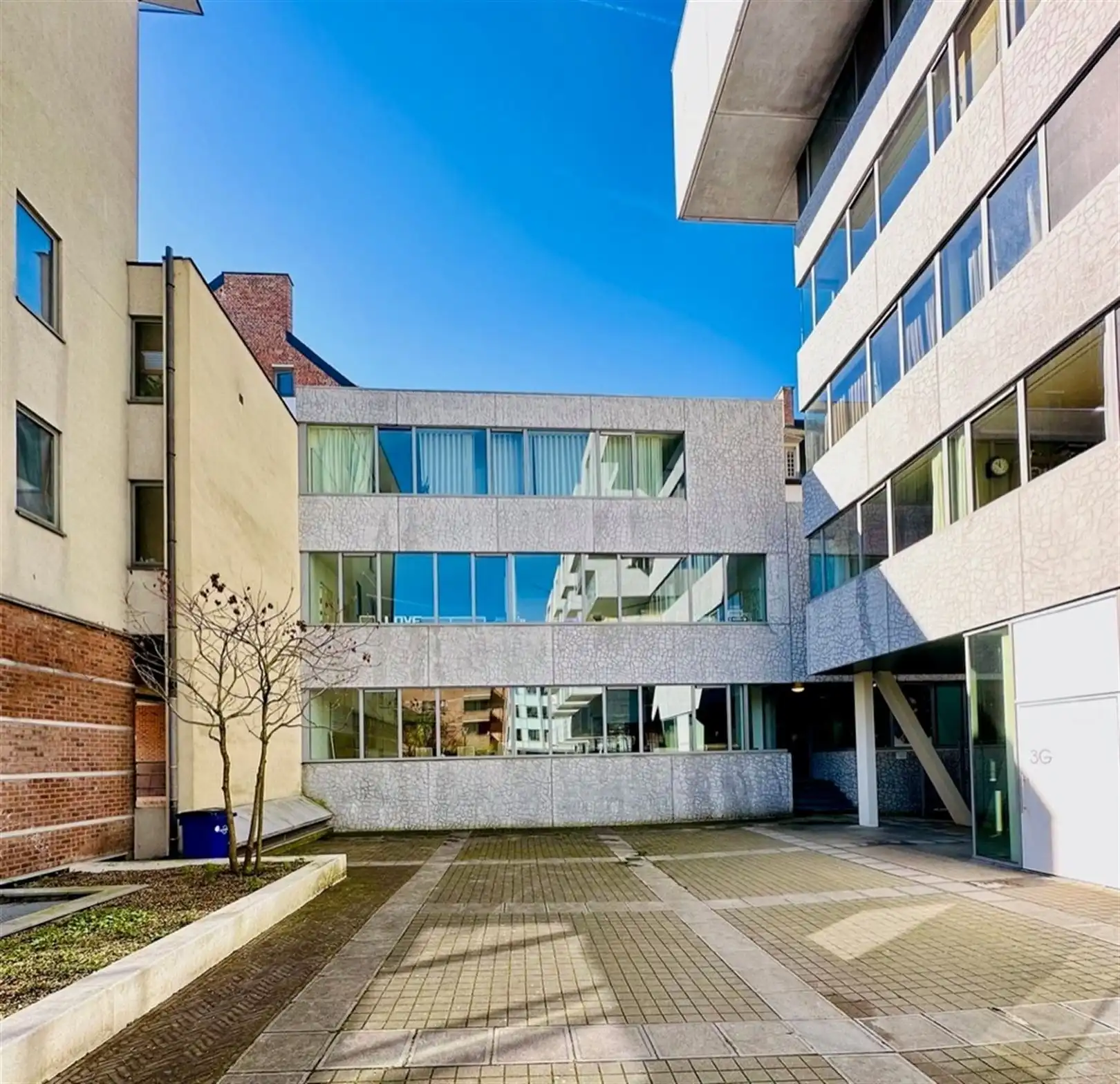 Kantoorgebouw foto {{pictureIndex}}