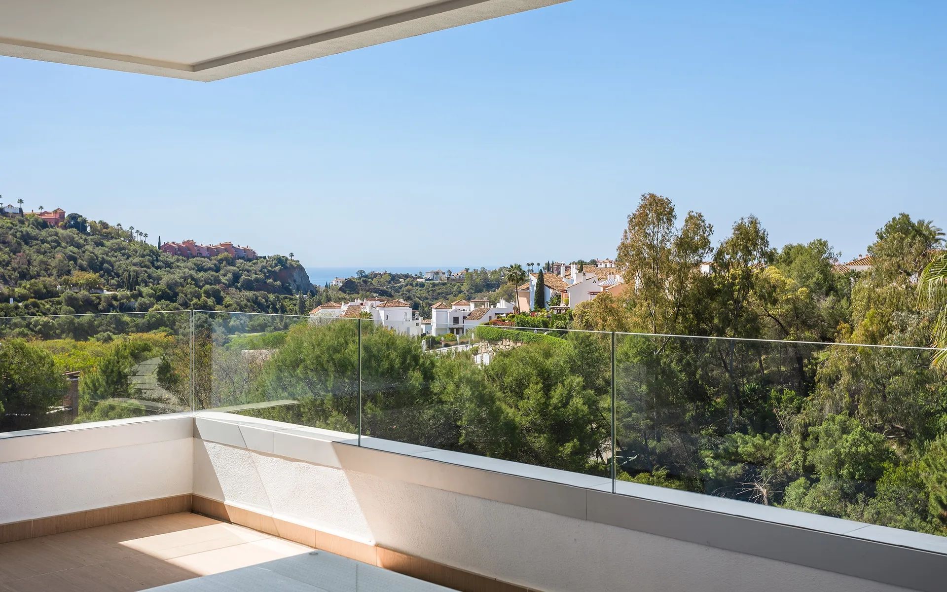 Exclusief wonen met panoramisch uitzicht: luxe appartement in Benahavis foto 17