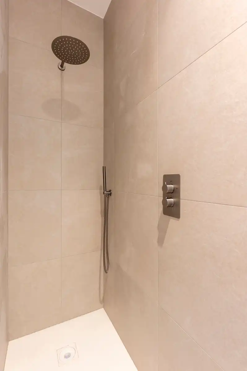 Gerenoveerd appartement met privé terras nabij Marnixplaats foto 8