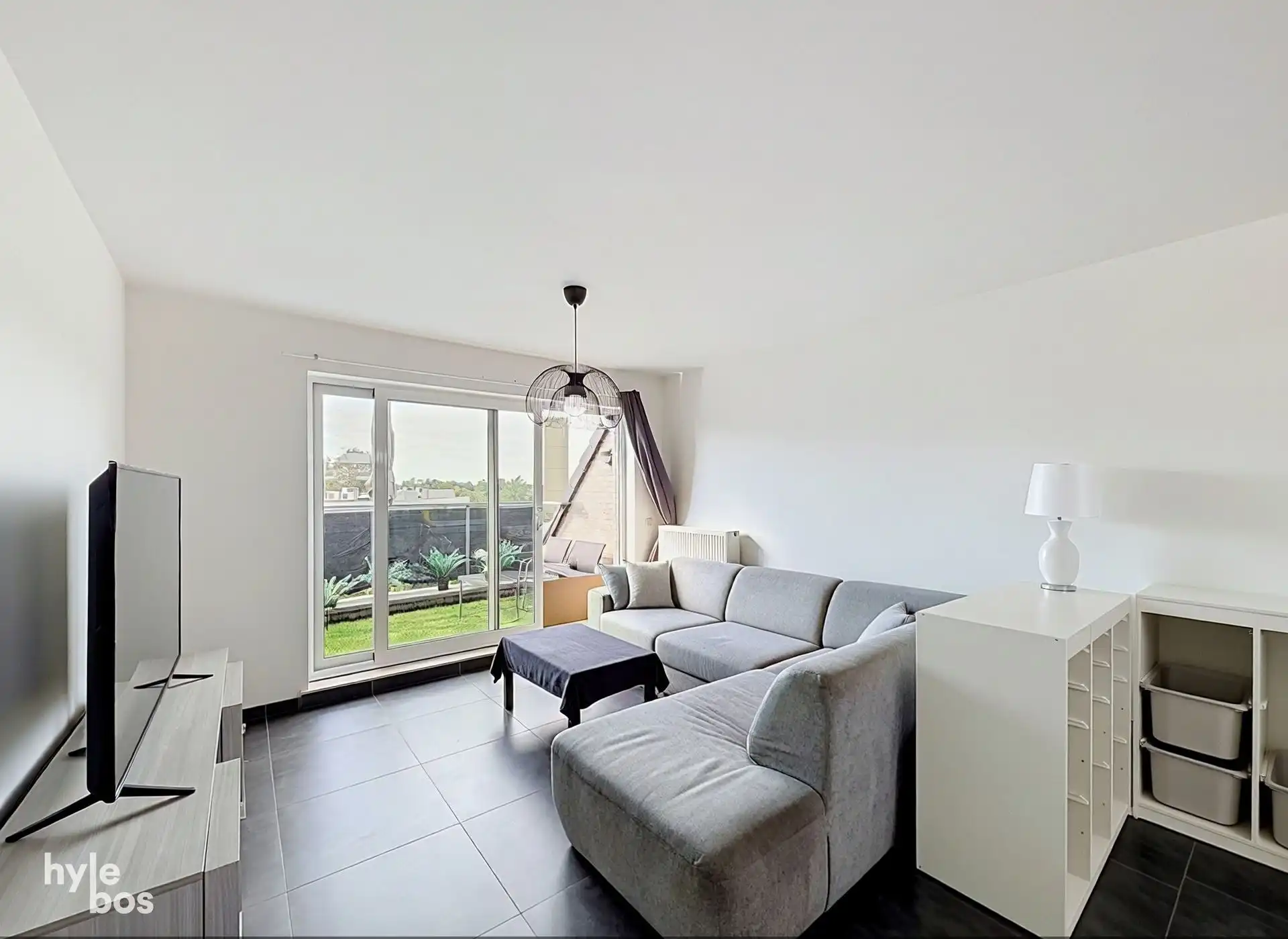Instapklaar 2 slaapkamer appartement met terras & parking foto 3