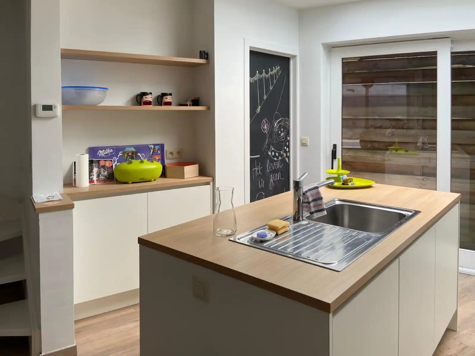 Centraal gelegen woning met 4 slaapkamers! foto 4