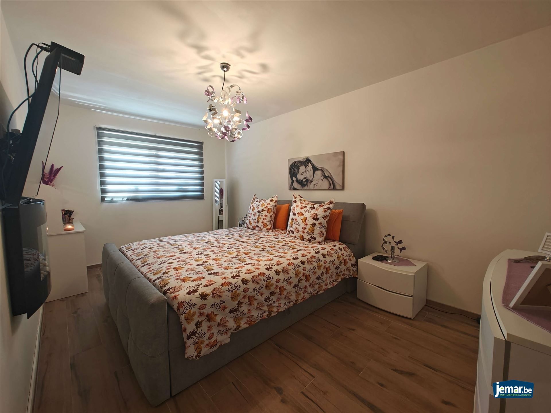 Woning met 5 slaapkamers, 2 badkamers en een grote garage foto 14