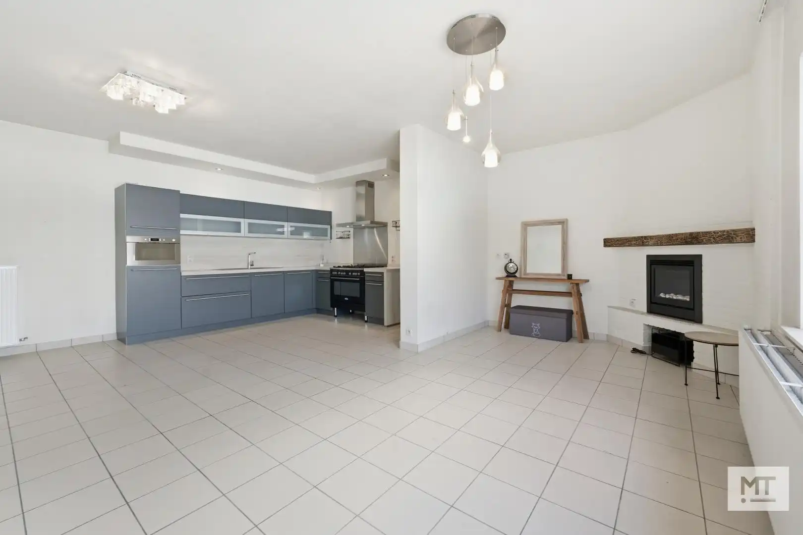 Gelijkvloers twee-slaapkamerappartement met garage te koop in het centrum van Langemark foto 3