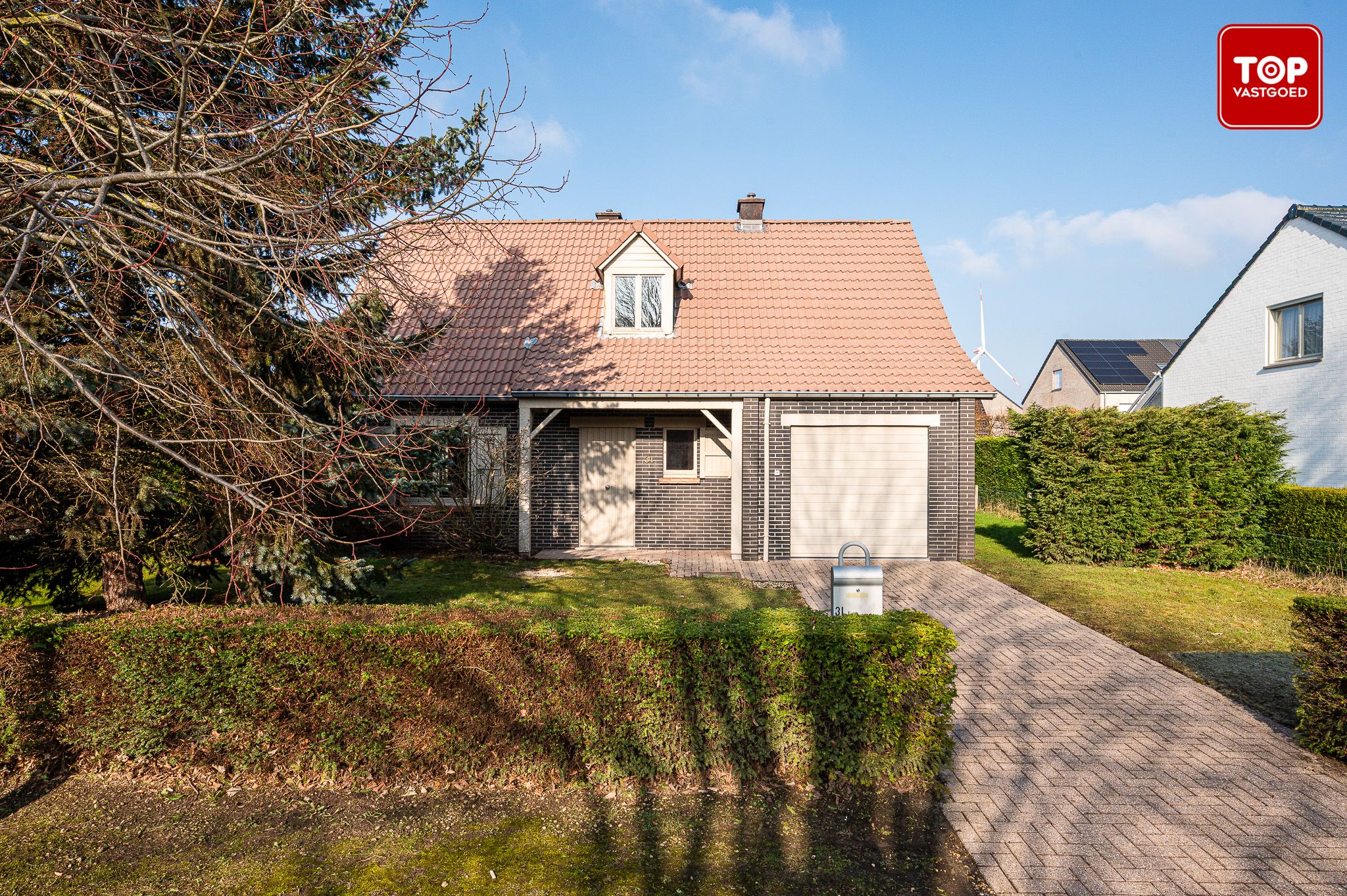 Te renoveren gezinswoning met ruime tuin in een doodlopende straat foto 2