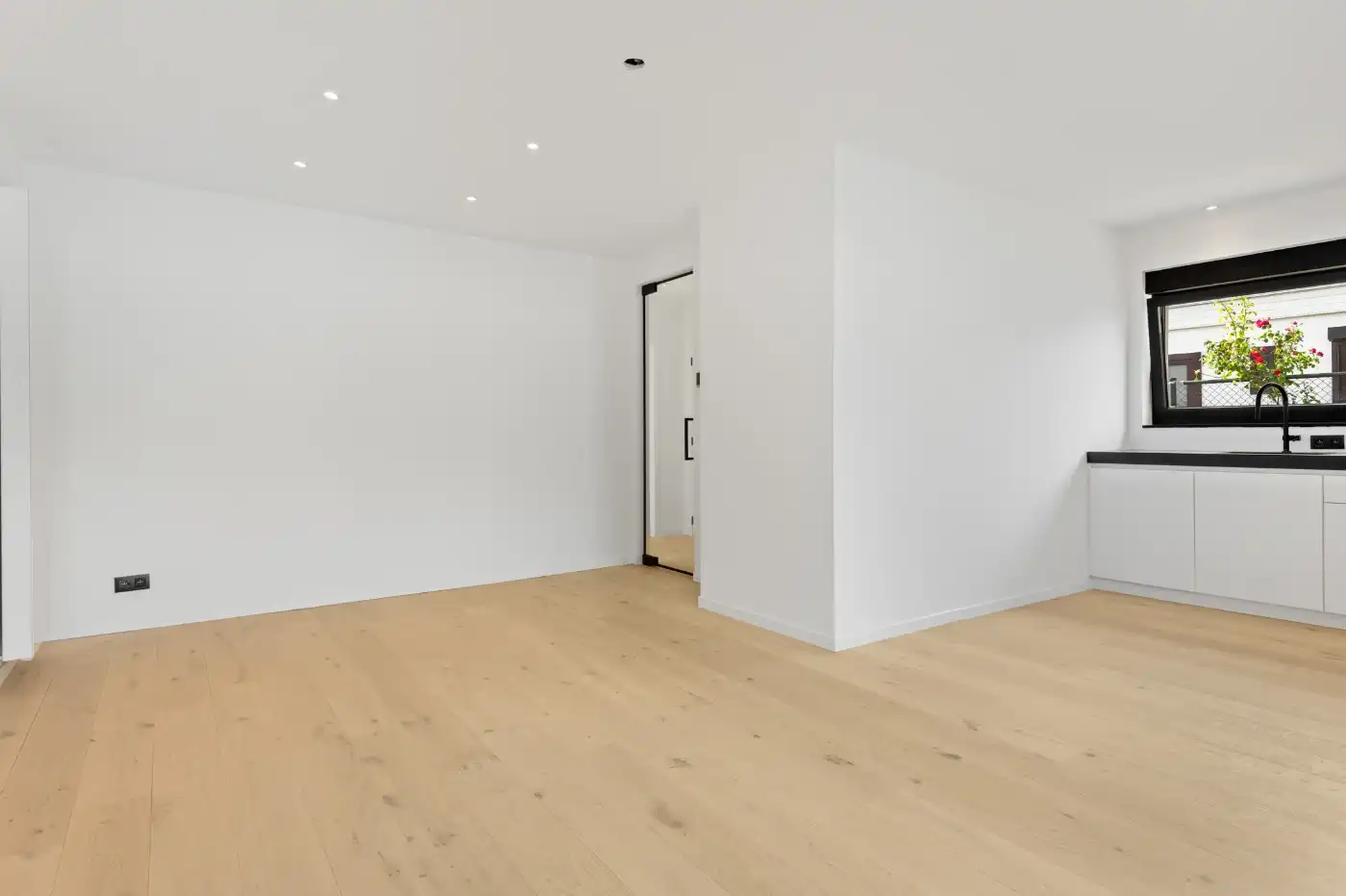 Instapklare, gerenoveerde laagbouwwoning met 2 slpk. en tuin foto 3