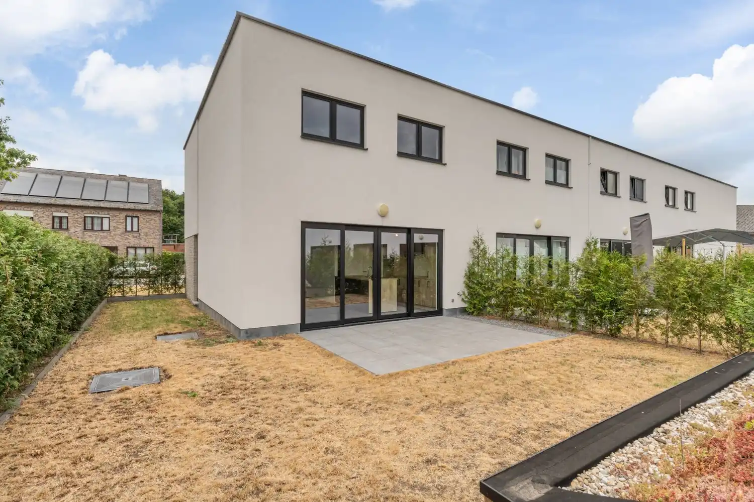 Volledig afgewerkte woning met 3 slaapkamers, tuin en 2 ondergrondse parkeerplaatsen foto 2