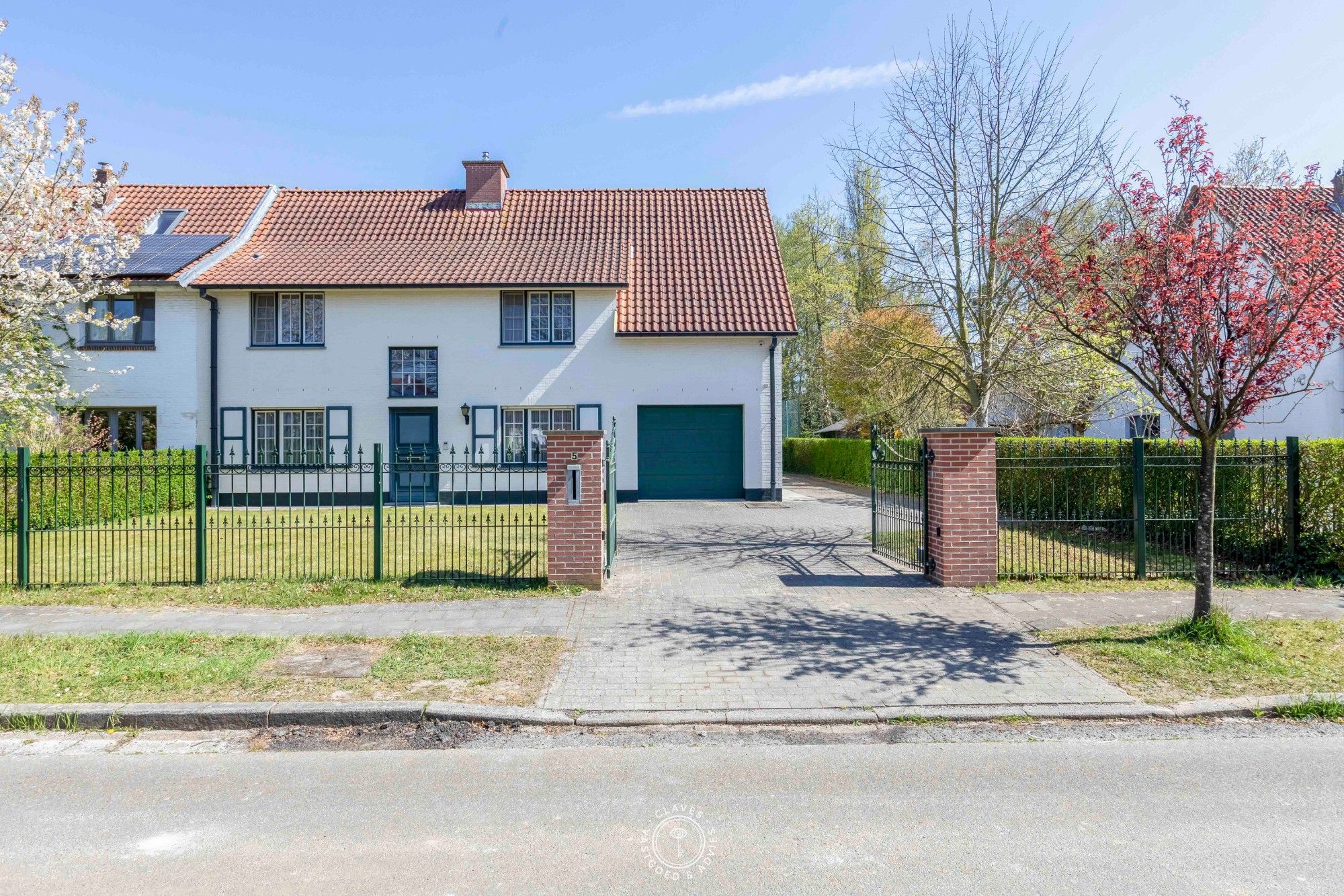 Uitzonderlijk: recent gebouwde woning in de charmantste wijk van Sint-Niklaas 'De Vogelkeswijk' foto {{pictureIndex}}