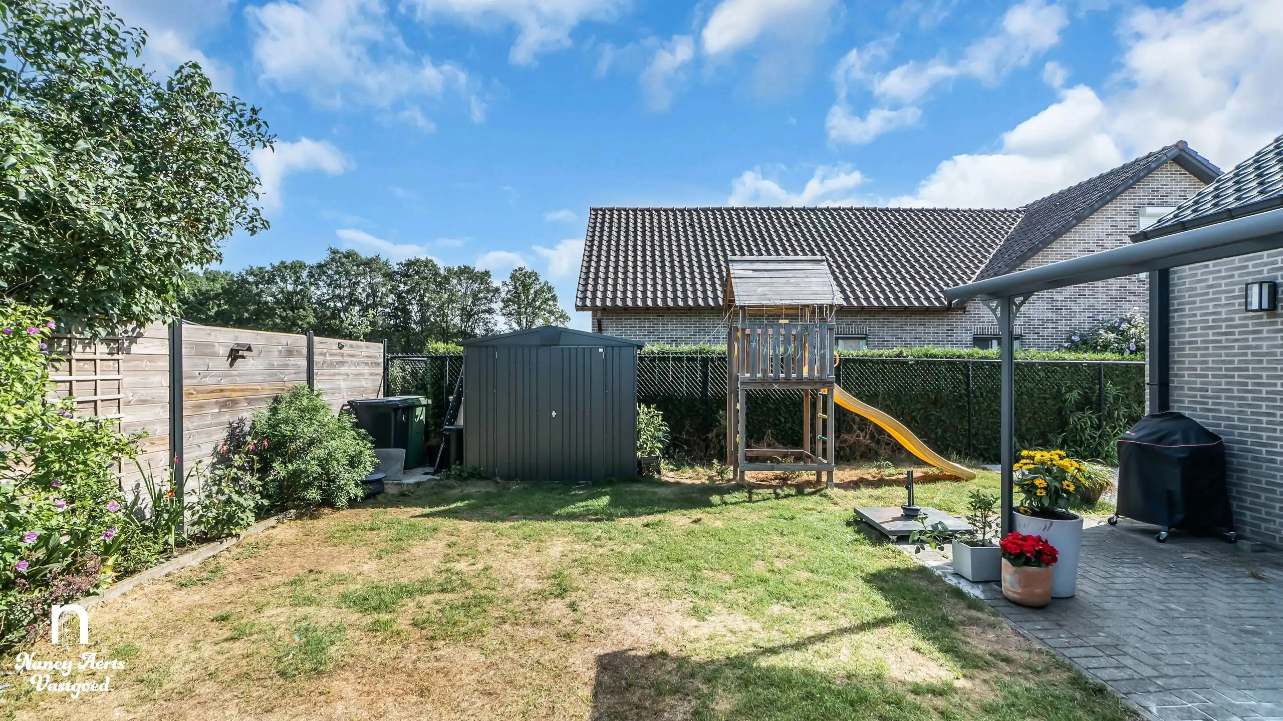 Ruime halfopen gezinswoning met 3 slk in een groene omgeving foto 18