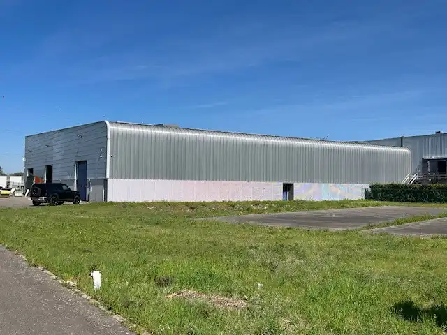 MULTIFUNCTIONEEL RUIM EN HOOG BEDRIJFSPAND foto {{pictureIndex}}