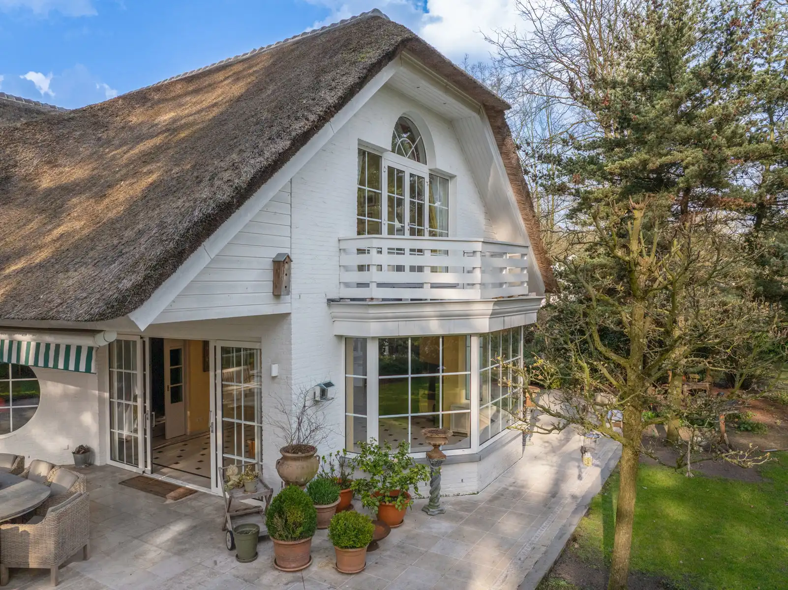 Unieke villa met 4 slpks, 3 bdks, riante garage & guesthouse foto 18