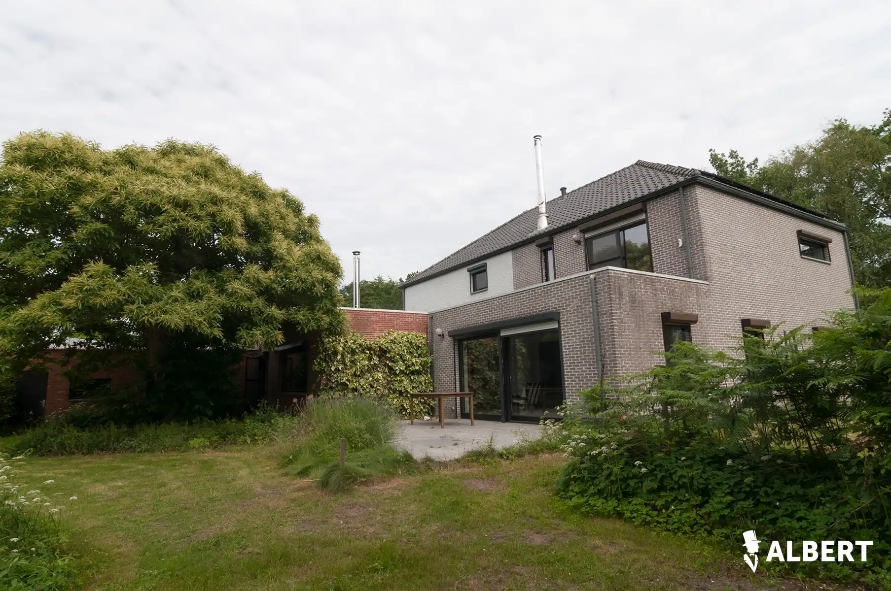 Exclusief landhuis met panoramisch zicht op vijver en bossen foto 2