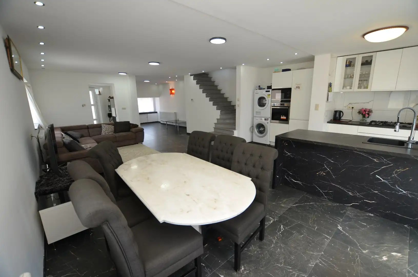 Mooi gelegen gerenoveerde half-open bebouwing (Kangoeroewoning) foto 7