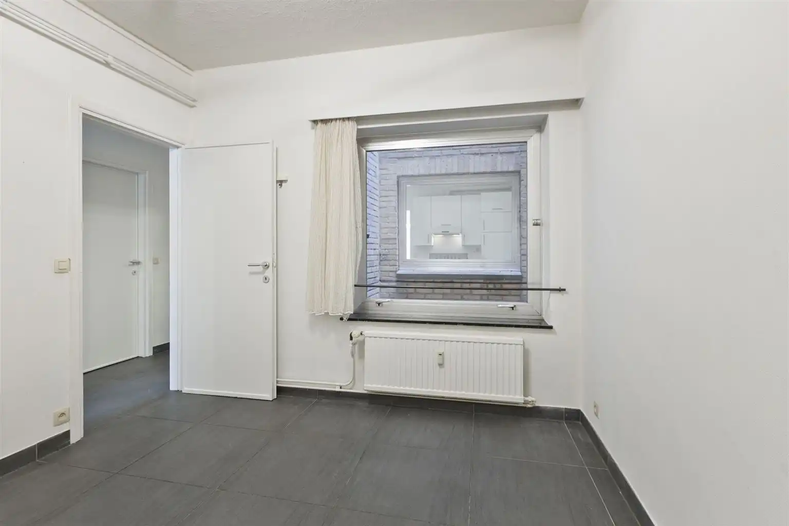 Instapklaar, gerenoveerd appartement met 3 slaapkamers, 2 terrassen en ruime garagebox gelegen op een toplocatie in het centrum van Maaseik, nabij de markt & met zicht op het Kerkplein. foto 14