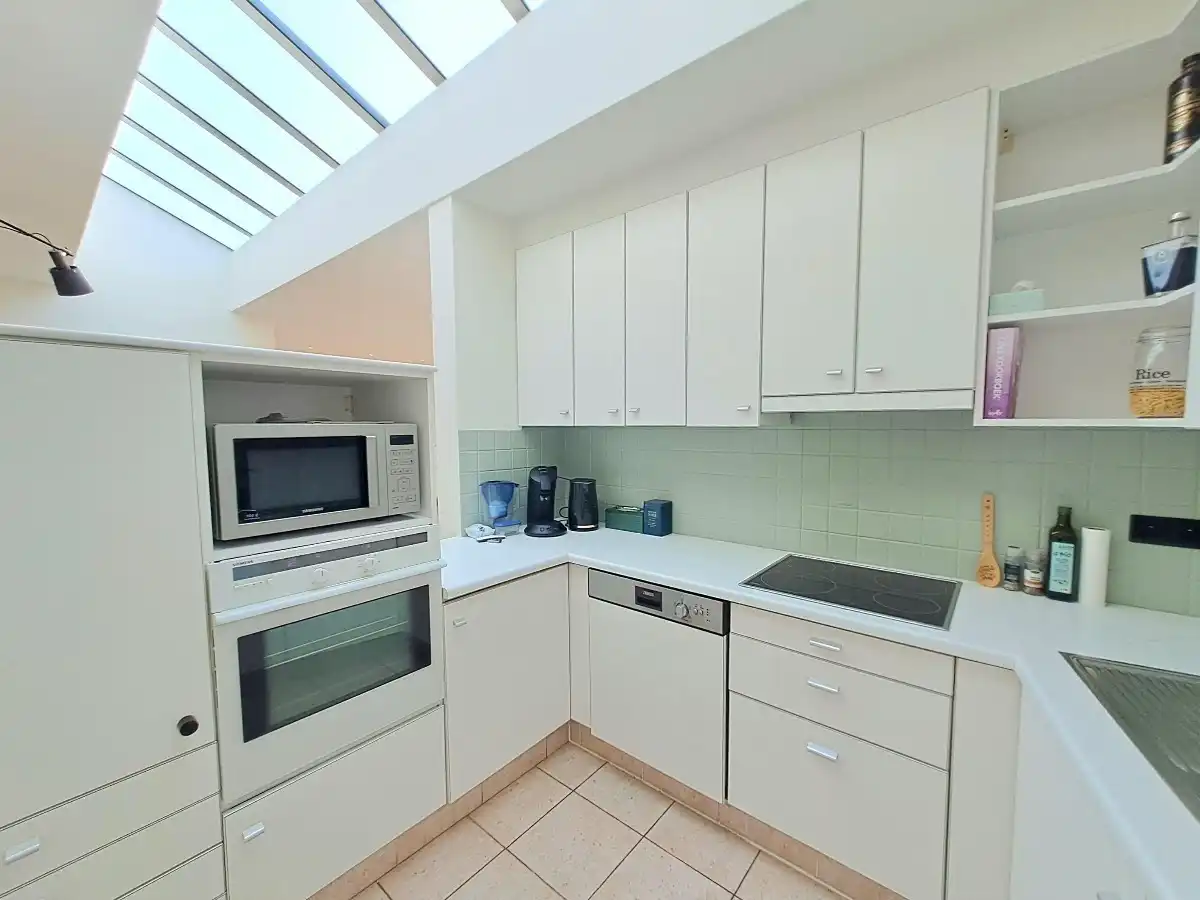 Lichtrijk gelijkvoers appartement met tuin en 2 slaapkamers en garage foto 9