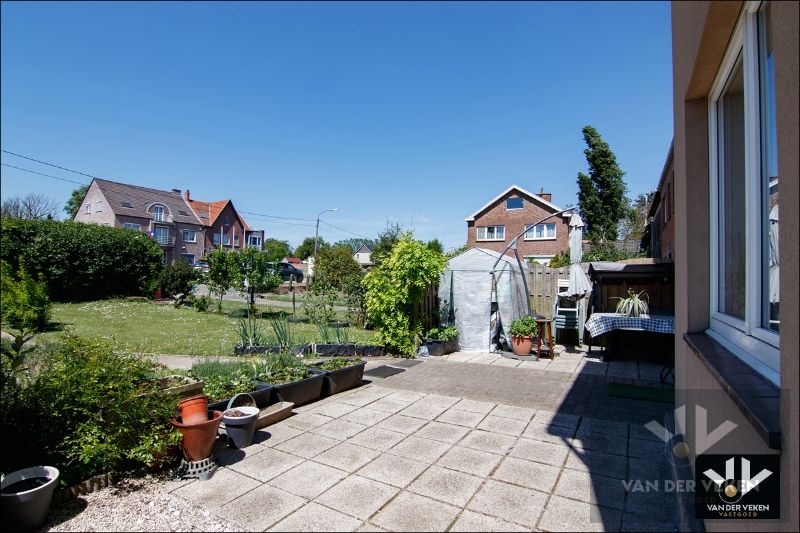 RUIME, GOED ONDERHOUDEN WONING MET 3 SLPK NABIJ TONGEREN-CENTRUM foto 4