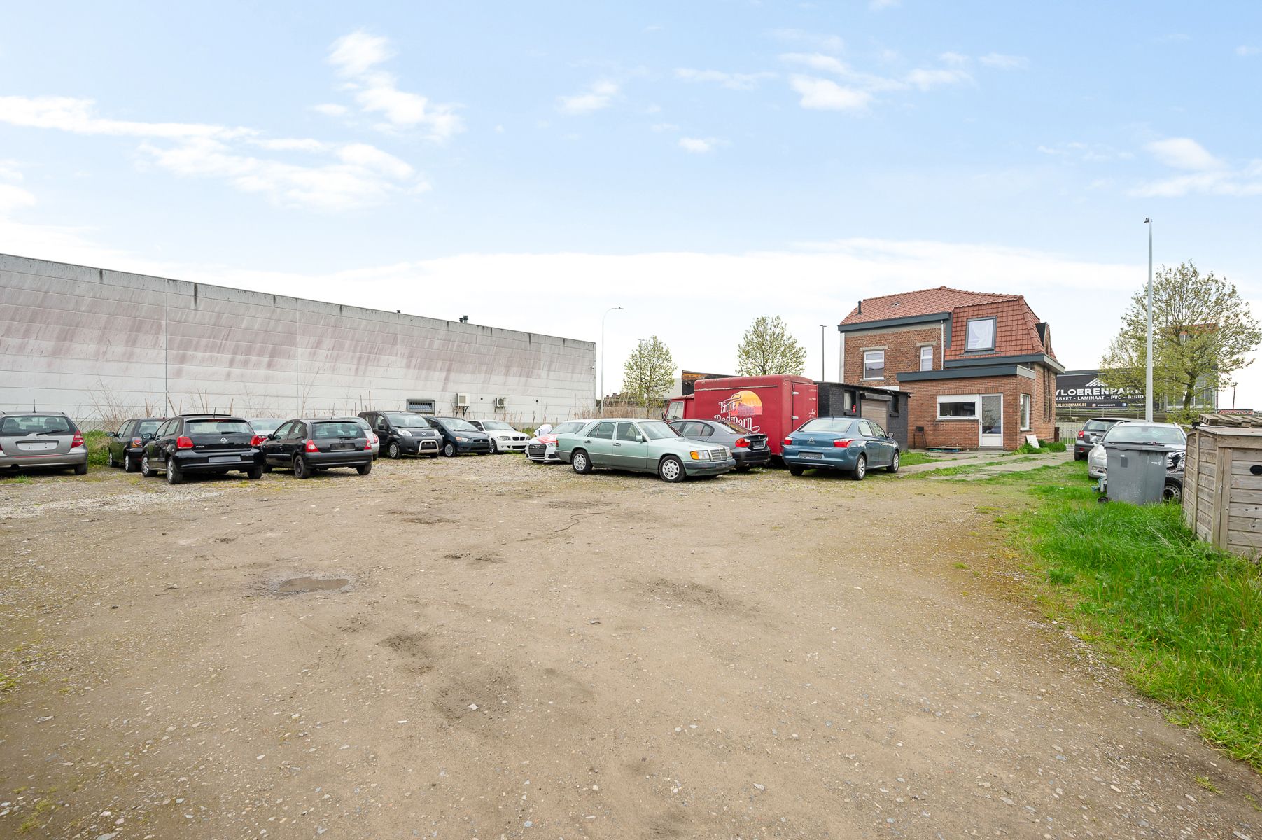 Commercieel gelegen terrein met woning foto 2