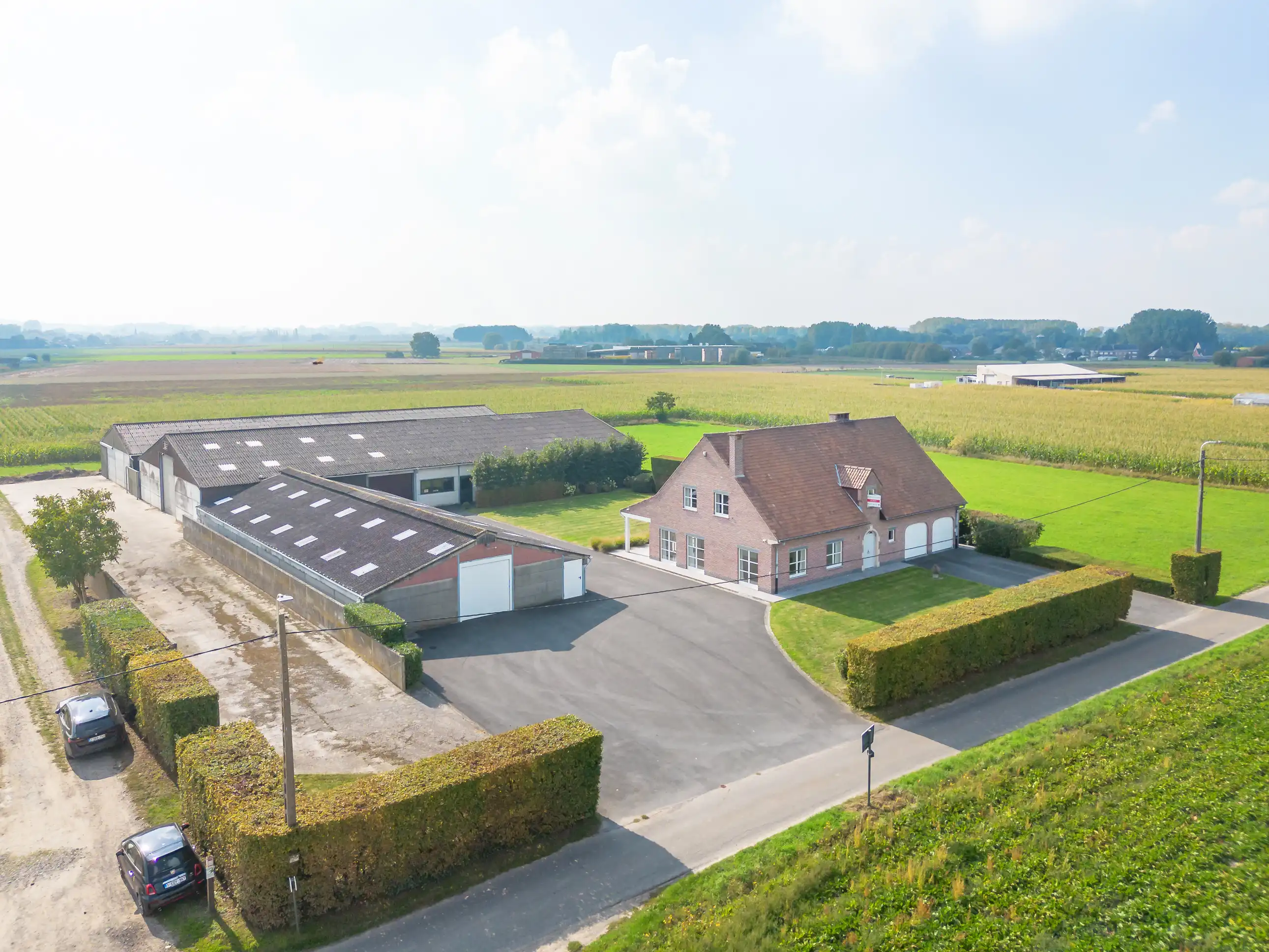Tijdloze landbouwwoning met drie loodsen foto 21
