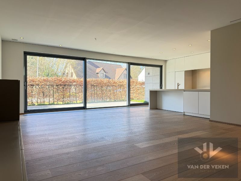 HOOGWAARDIG AFGEWERKT GELIJKVLOERS VILLA-APPARTEMENT foto 5