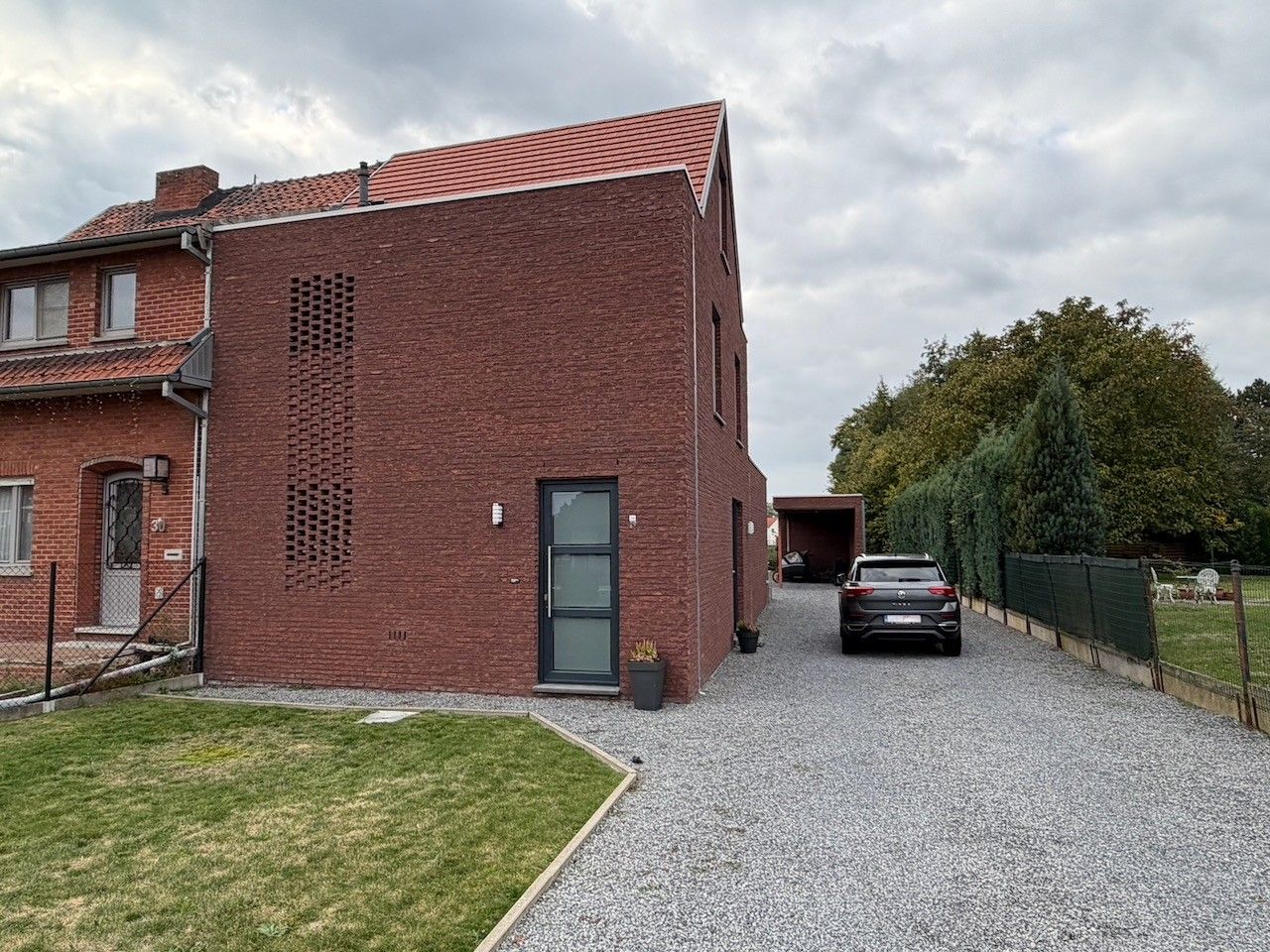 Genk, Leemstraat 28: Moderne, energiezuinige woning met 3 slaapkamers, tuin, carport, tuinberging,... foto {{pictureIndex}}