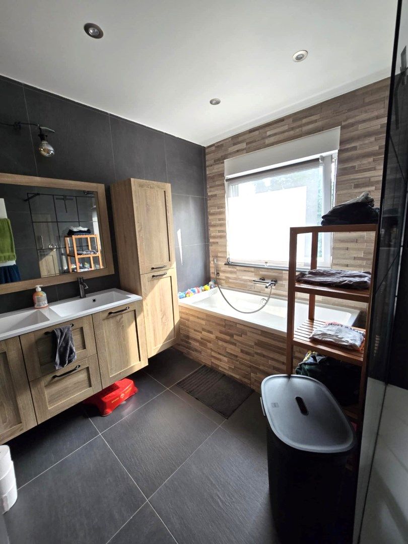 Ruime, nog licht af te werken woning gelegen te Eppegem. foto 14