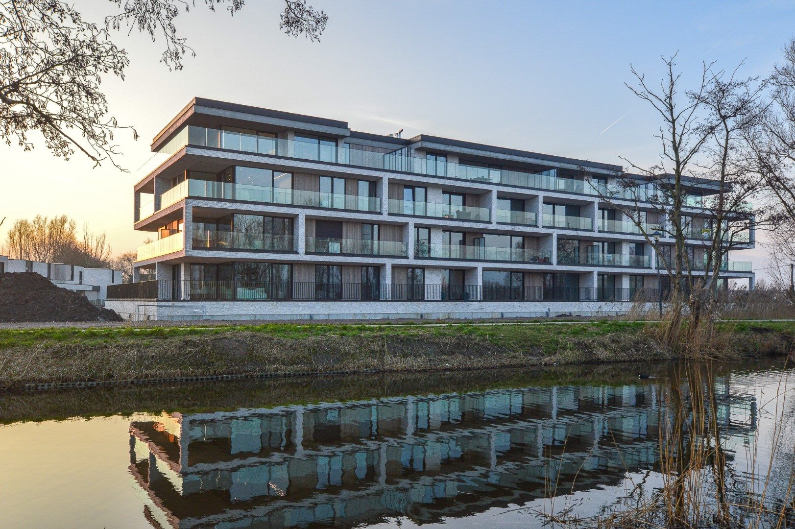 Prachtig nieuwbouwappartement te Oudenburg met autostaanplaats en zonnig terras foto {{pictureIndex}}