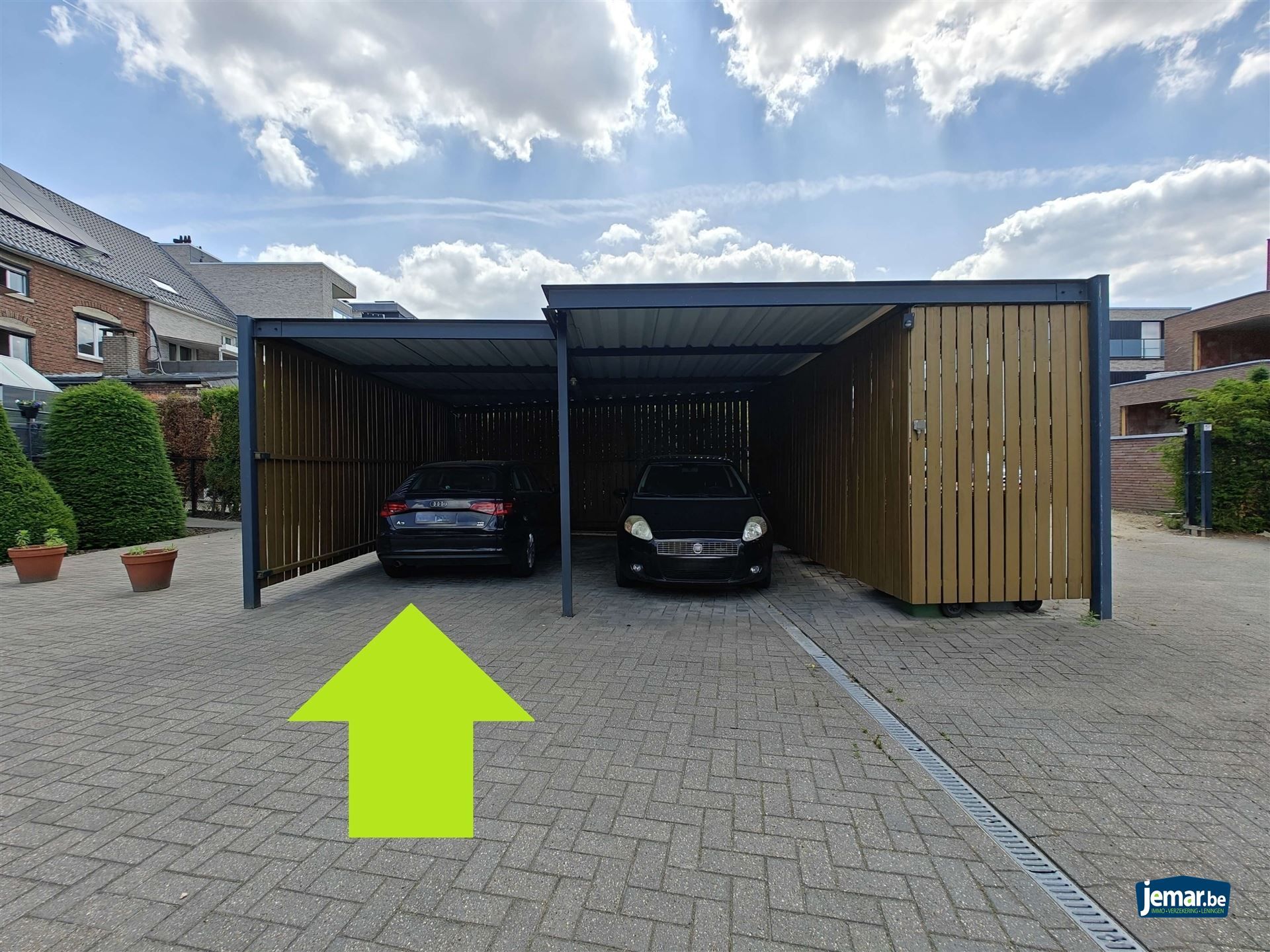 Instapklaar triplex appartement met 2 slaapkamers een zeer grote garage en een carport  foto 28