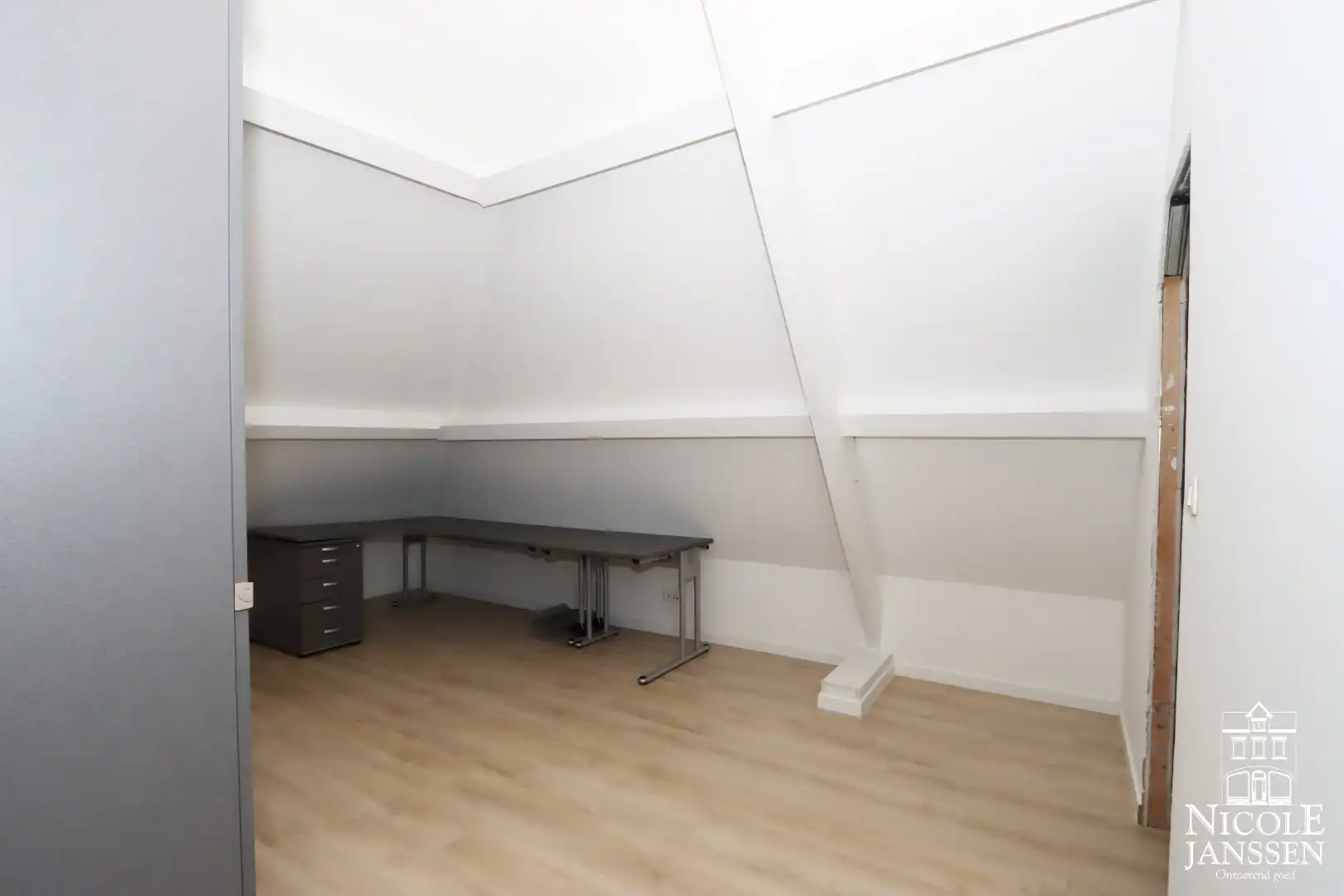 Ruim ingedeeld karakteristiek pand met garage en diepe tuin op een royaal perceel foto 19