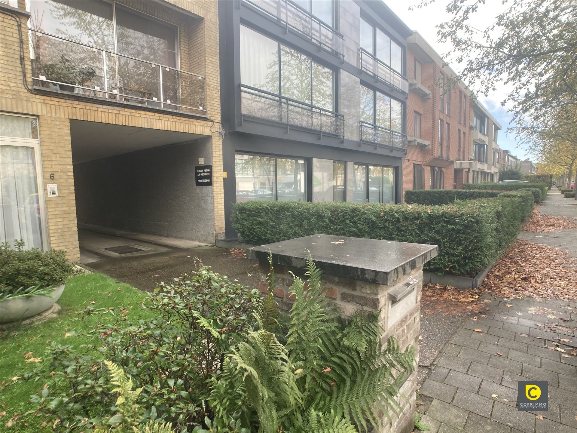 Ruime garagebox met automatische poort!  foto {{pictureIndex}}